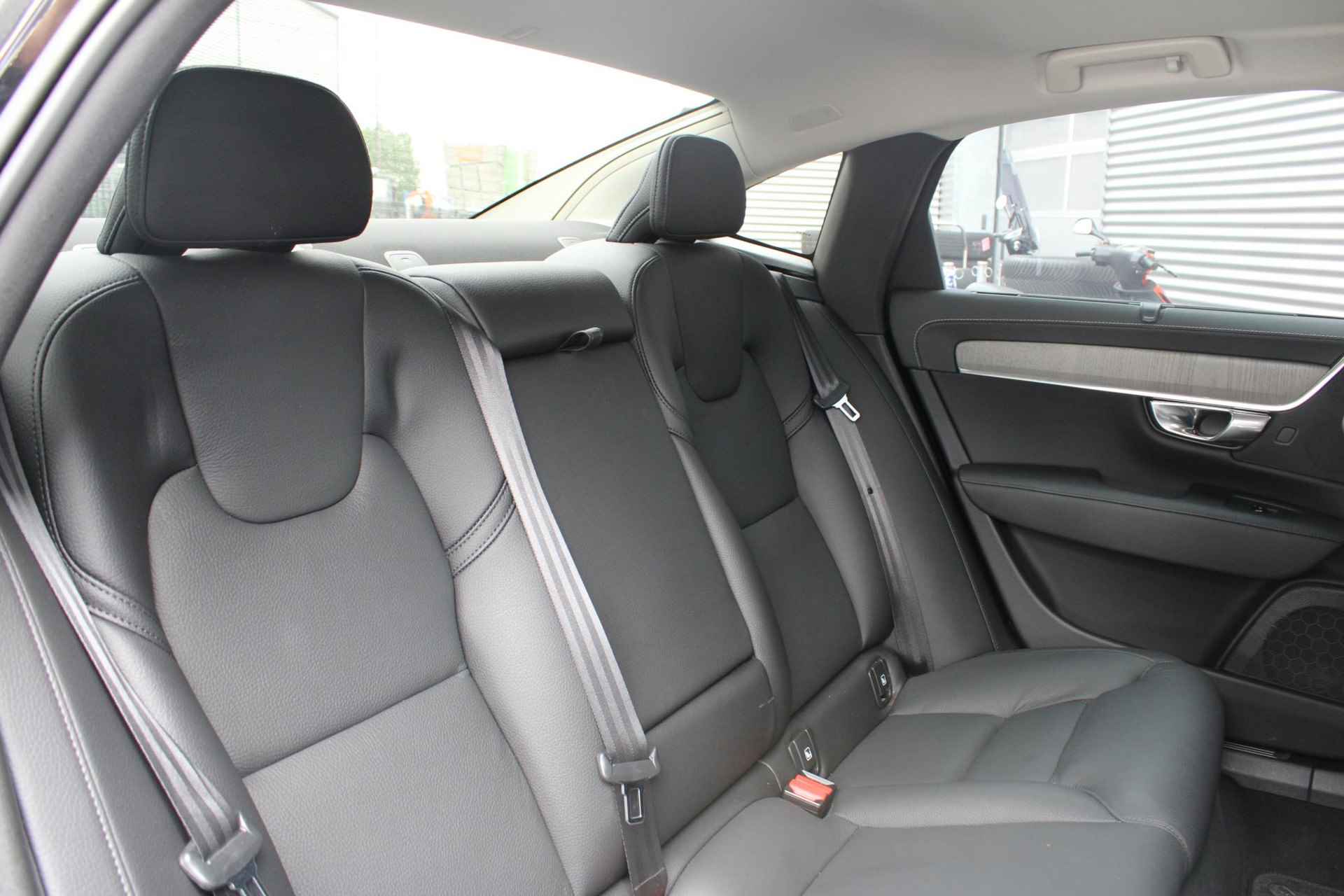 Volvo S90 T8 AUT8 456PK AWD Plus Bright, Panoramisch Schuif-/Kanteldak, Lederen Bekleding, Power Seats Met Geheugen, Google Services, Harman/Kardon Premium Geluidssysteem, Trekhaak Semi Elektrisch, Visual Park Assist incl. 360° Camera, Keyless Entry, Elektrisch Bedienbare Achterklep, Stoelverwarming, Stuurverwarming - 8/33