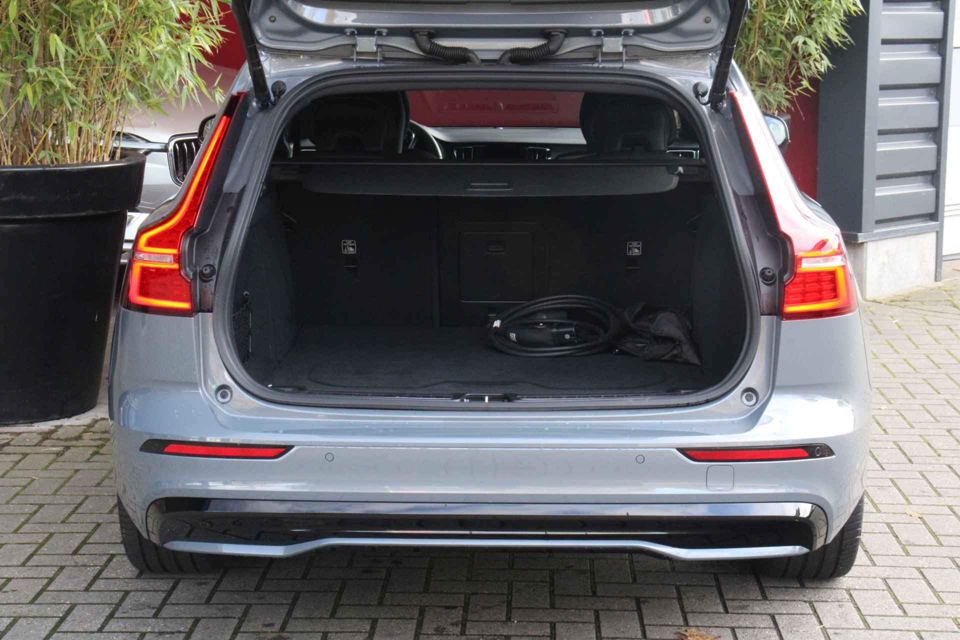 Volvo V60 2.0 T6 Recharge AWD Plus Dark | Nappa Sportinterieur met donkere hemelbekleding| Camera| Stoel/ stuurverwarming - 8/26