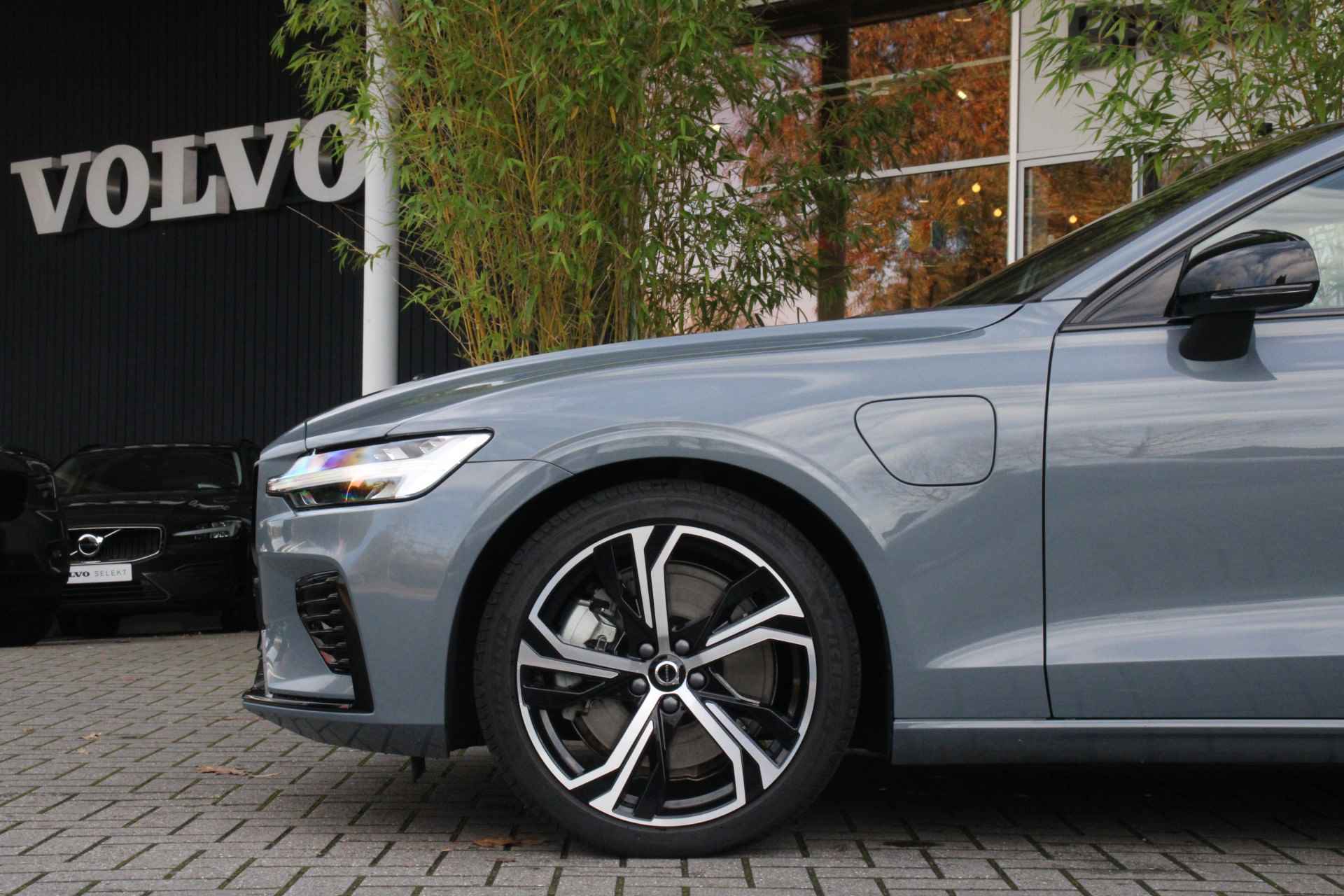 Volvo V60 2.0 T6 Recharge AWD Plus Dark | Nappa Sportinterieur met donkere hemelbekleding| Camera| Stoel/ stuurverwarming - 25/26