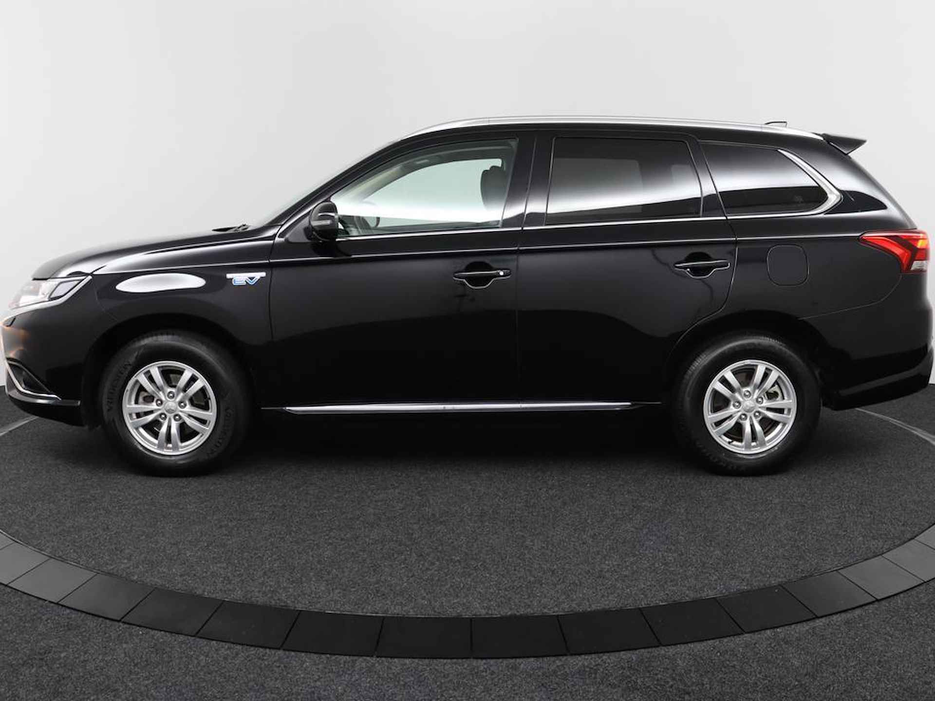 Mitsubishi Outlander 2.4 PHEV Pure | Automaat | Eerste Eigenaar | Camera | Climate Control | Apple Carplay / Android Auto NAVI | 1.500kg trekgewicht - 2/46