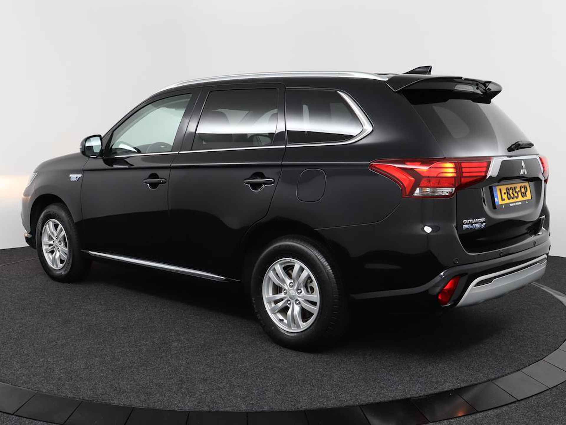 Mitsubishi Outlander 2.4 PHEV Pure | Automaat | Eerste Eigenaar | Camera | Climate Control | Apple Carplay / Android Auto NAVI | 1.500kg trekgewicht - 3/46