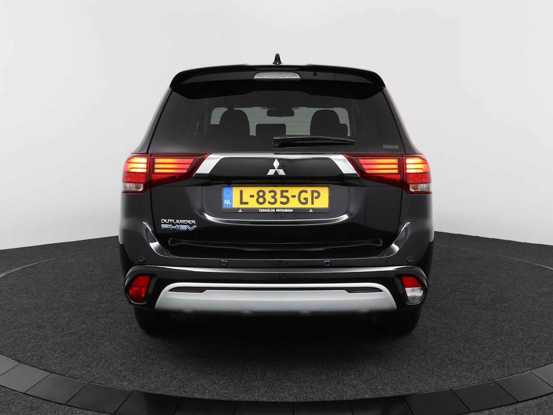 Mitsubishi Outlander 2.4 PHEV Pure | Automaat | Eerste Eigenaar | Camera | Climate Control | Apple Carplay / Android Auto NAVI | 1.500kg trekgewicht - 4/46