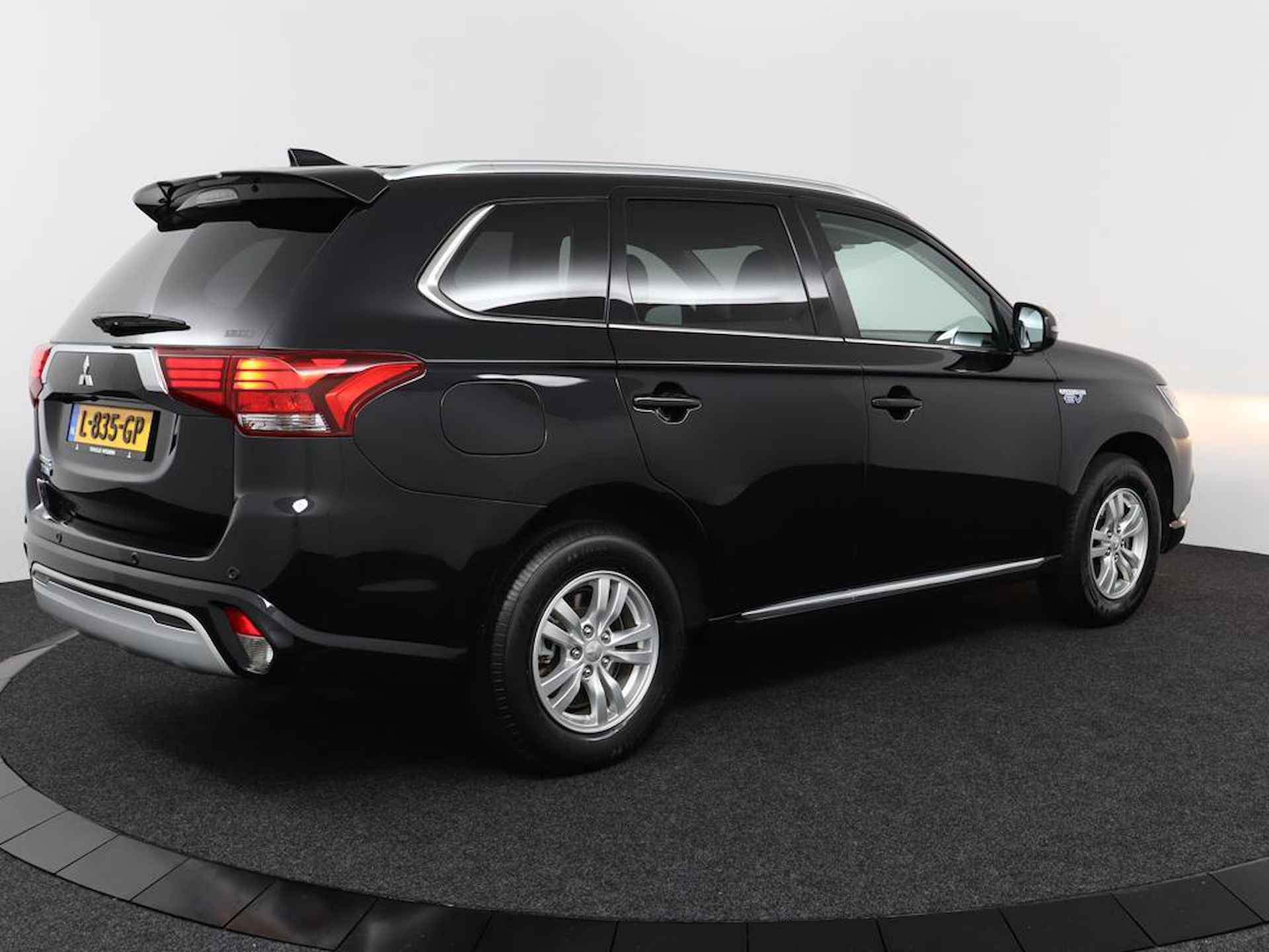 Mitsubishi Outlander 2.4 PHEV Pure | Automaat | Eerste Eigenaar | Camera | Climate Control | Apple Carplay / Android Auto NAVI | 1.500kg trekgewicht - 5/46