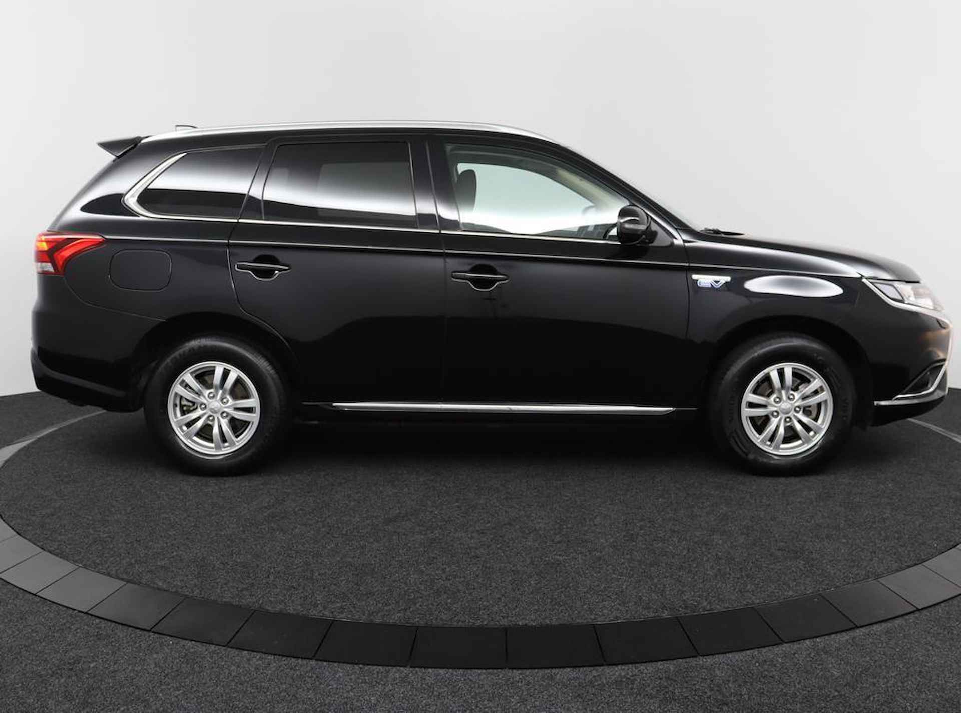 Mitsubishi Outlander 2.4 PHEV Pure | Automaat | Eerste Eigenaar | Camera | Climate Control | Apple Carplay / Android Auto NAVI | 1.500kg trekgewicht - 6/46