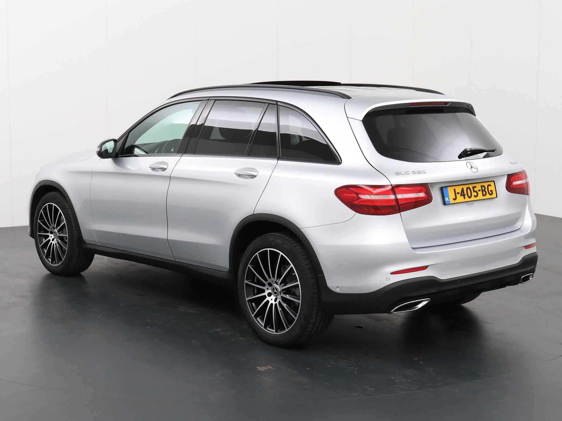 Mercedes-Benz GLC-klasse 250 4MATIC AMG NIGHT | Panoramadak | Trekhaak | Sfeerverlichting | Dodehoekassistent | DAB+ Radio | Achteruitrijcamera | 20 inch Multispaaks AMG | COMAND | - 23/45