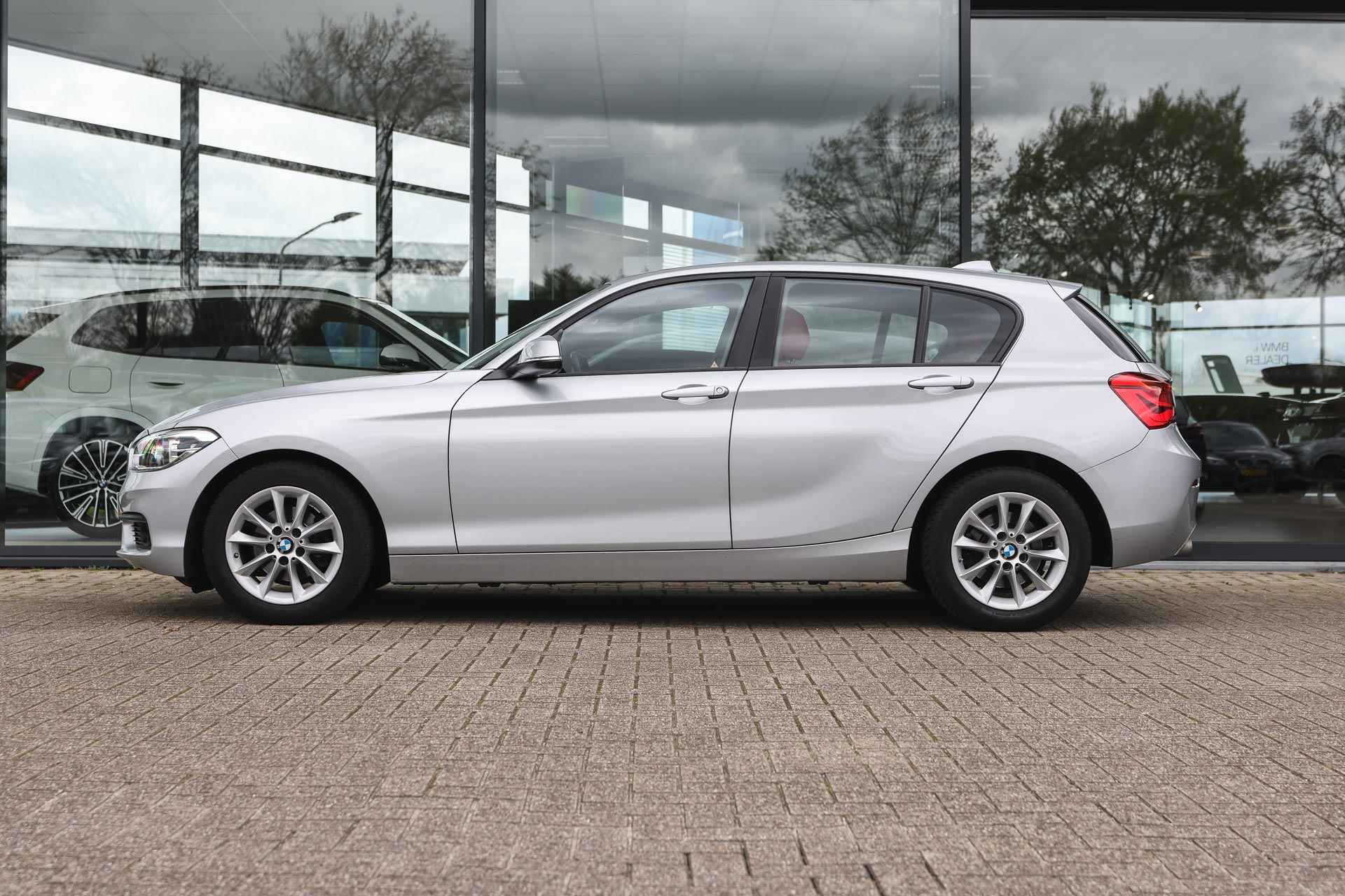 BMW 1-serie 116i Executive / LED / Stoelverwarming / PDC achter / Cruise Control / Navigatie - 8/27