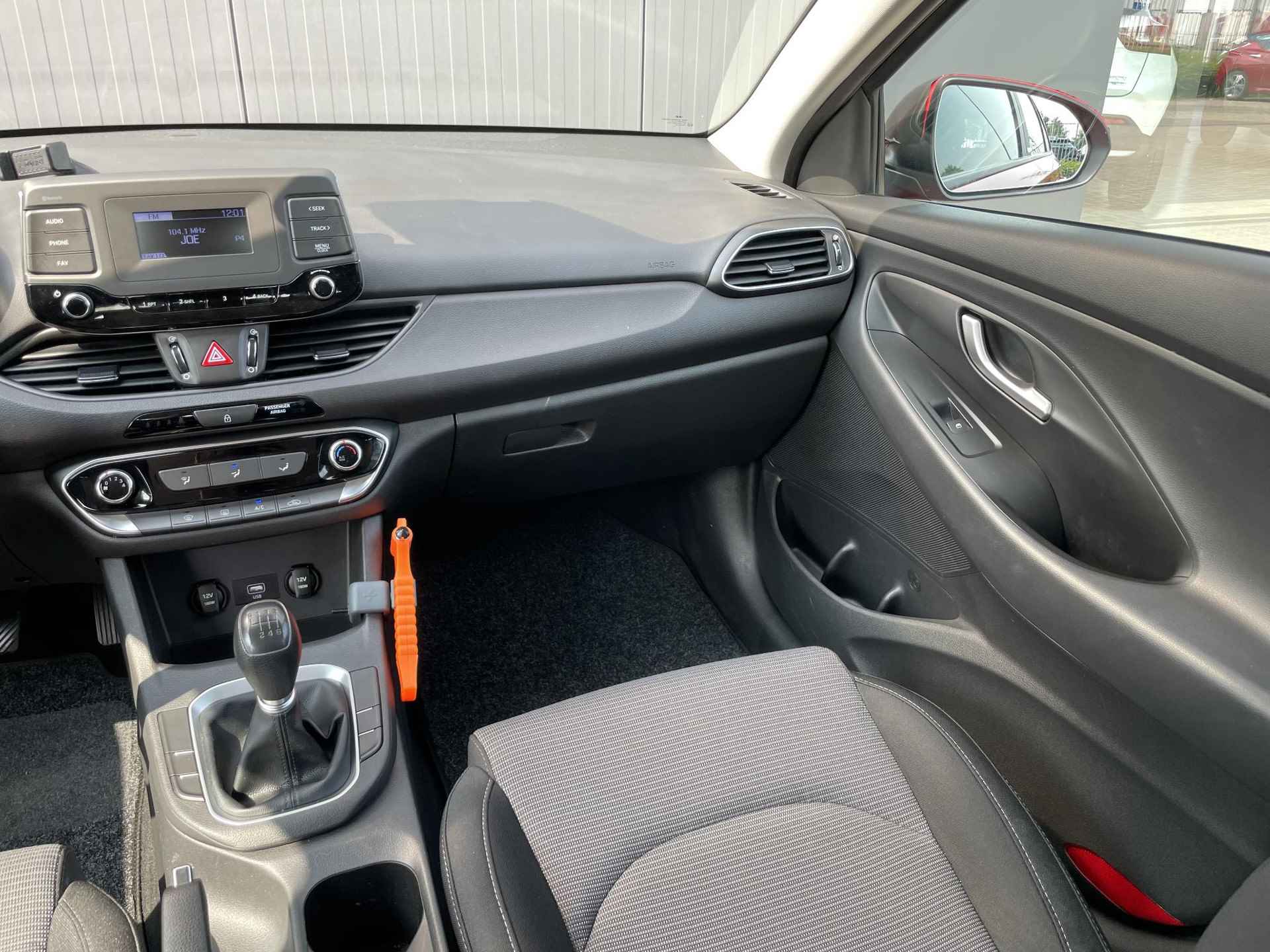 Hyundai i30 1.5 i-Motion | Airco | Lage km-stand | LED dagrijverlichting | 2-Tone | Cruise Control - 27/30