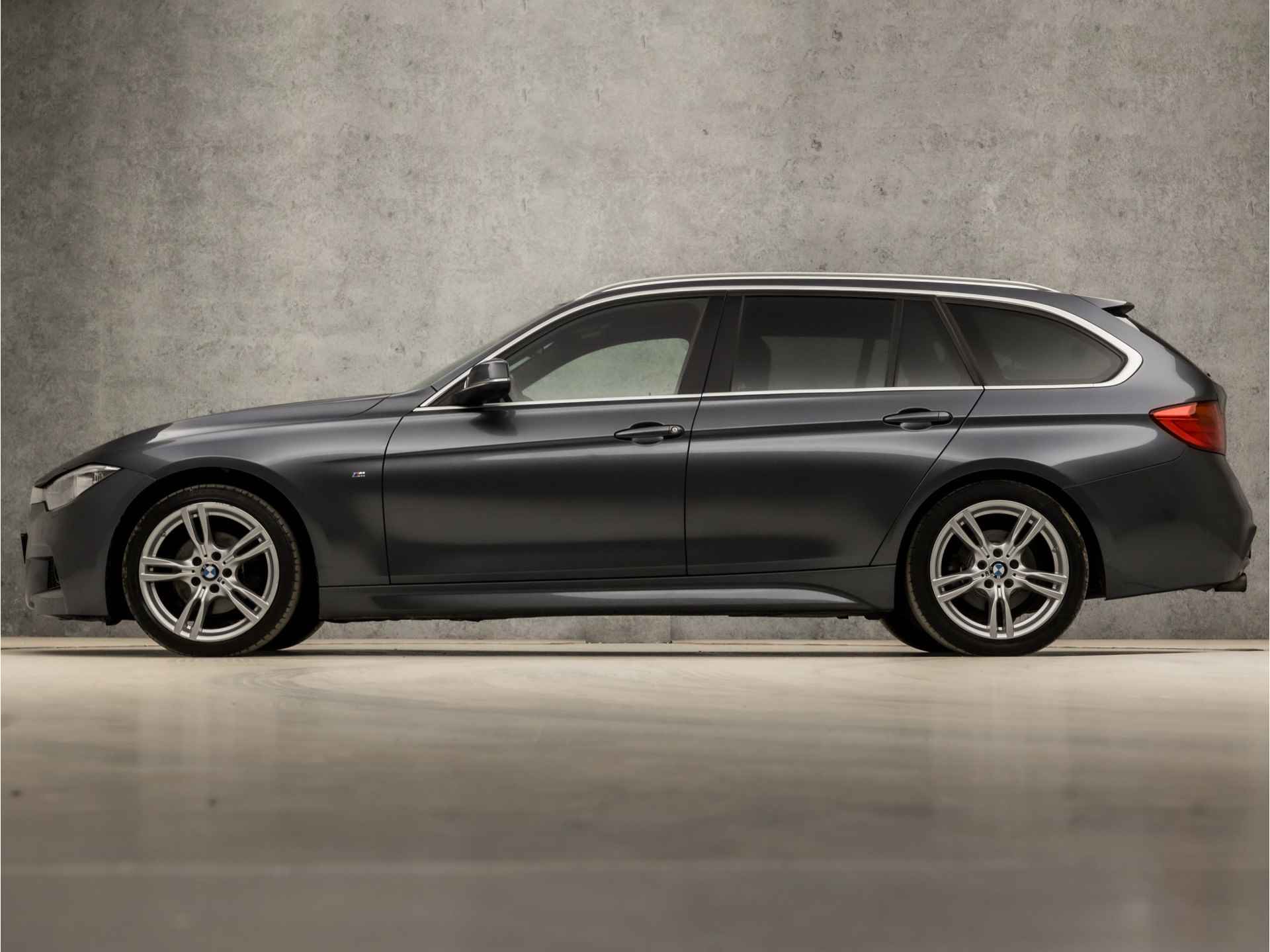 BMW 3 Serie Touring 316i Executive M Sport (GROOT NAVI, M PAKKET, CLIMATE, GETINT GLAS, ALCANTARA SPORTSTOELEN, PARKEERSENSOREN, CRUISE, NIEUWE APK, NIEUWSTAAT) - 2/35