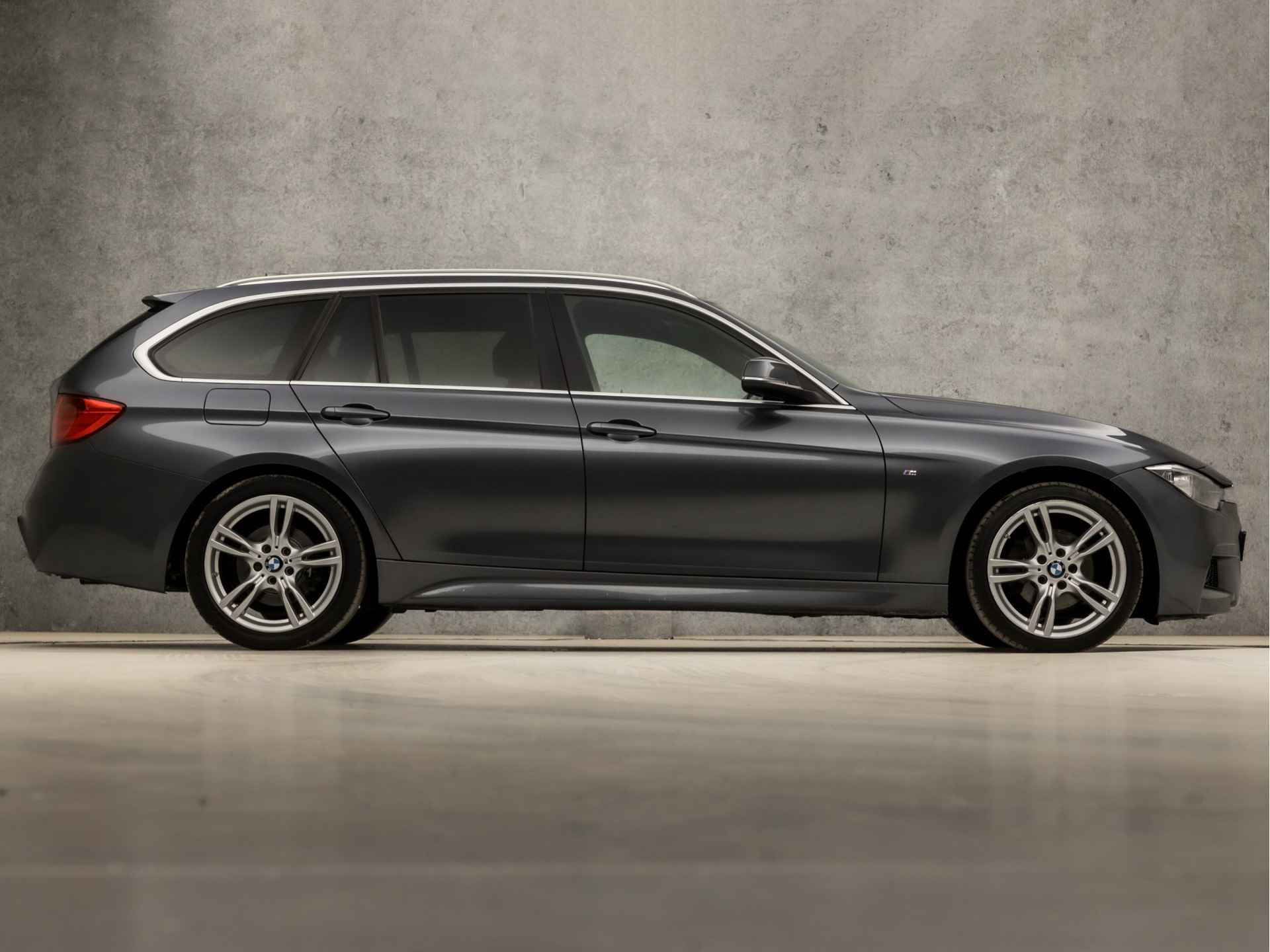 BMW 3 Serie Touring 316i Executive M Sport (GROOT NAVI, M PAKKET, CLIMATE, GETINT GLAS, ALCANTARA SPORTSTOELEN, PARKEERSENSOREN, CRUISE, NIEUWE APK, NIEUWSTAAT) - 4/35