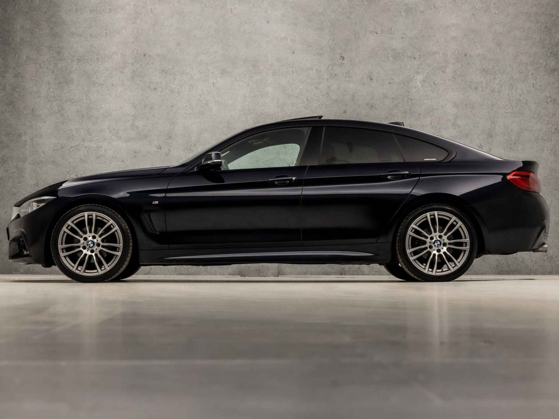 BMW 4 Serie Gran Coupé 418i M Sport High Executive Automaat (SCHUIFDAK, CARBON BLACK, M PAKKET, BRUIN LEDER, DEALER ONDERHOUDEN, GROOT NAVI, STOELVERWARMING, SPORTSTOELEN, GETINT GLAS, PARKEERSENSOREN, NIEUWSTAAT) - 2/40