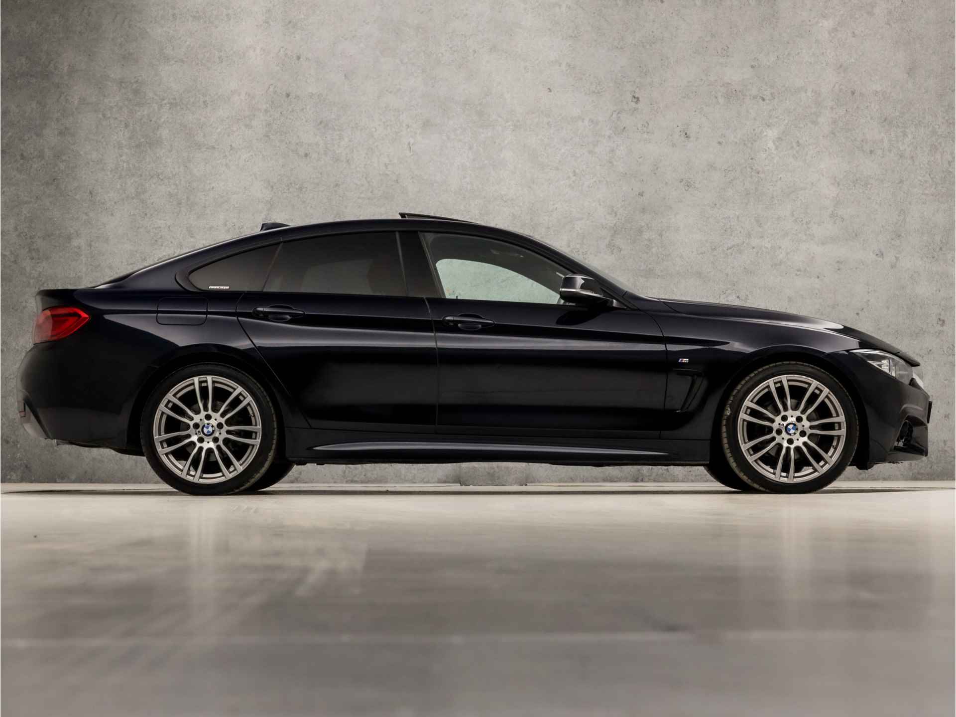 BMW 4 Serie Gran Coupé 418i M Sport High Executive Automaat (SCHUIFDAK, CARBON BLACK, M PAKKET, BRUIN LEDER, DEALER ONDERHOUDEN, GROOT NAVI, STOELVERWARMING, SPORTSTOELEN, GETINT GLAS, PARKEERSENSOREN, NIEUWSTAAT) - 4/40