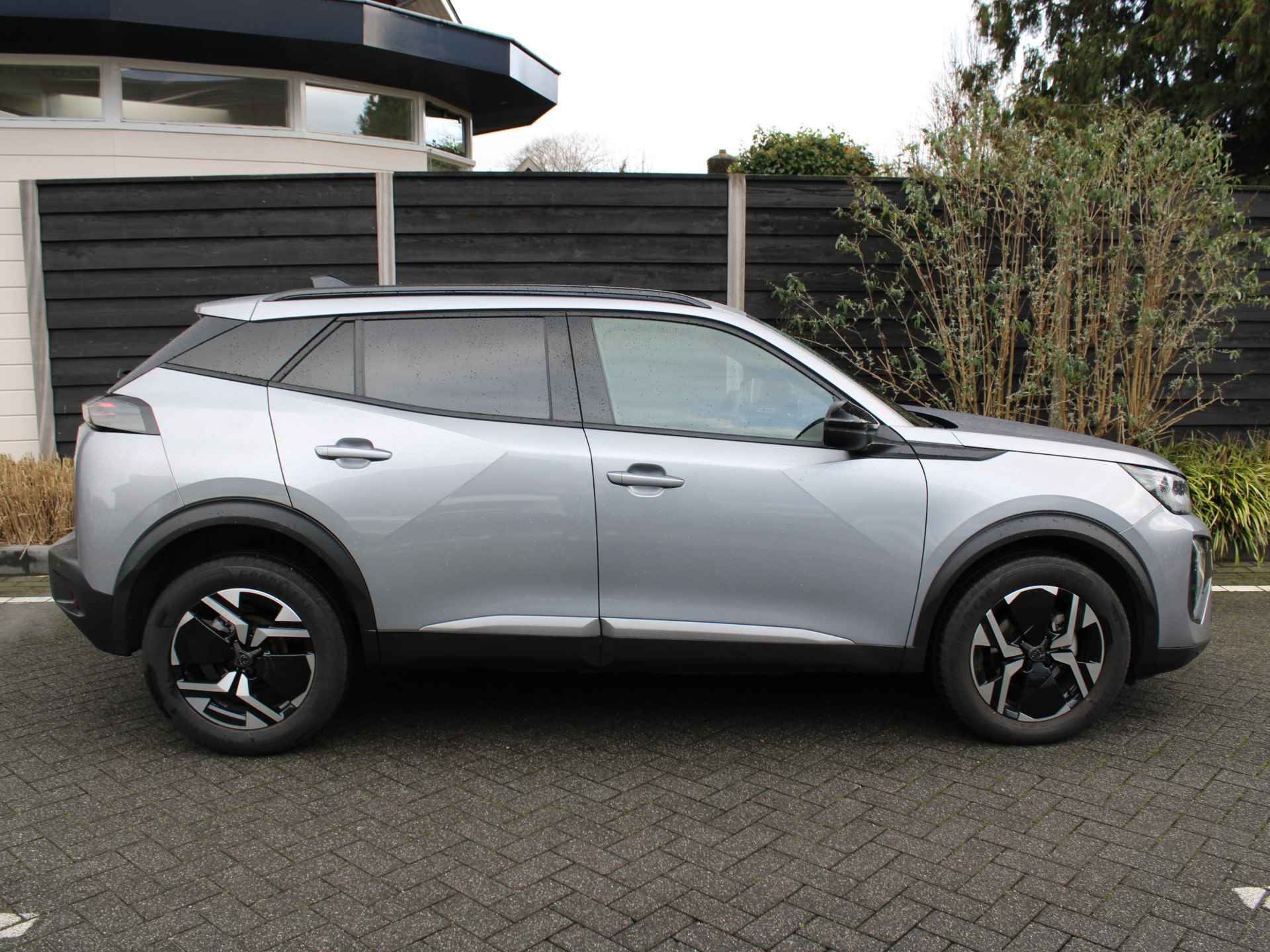 Peugeot 2008 1.2 PureTech 100PK Allure Navigatie, Achteruitrijcamera, Apple Carplay, Android Auto, Parkeersensoren Voor & Achter - 8/29