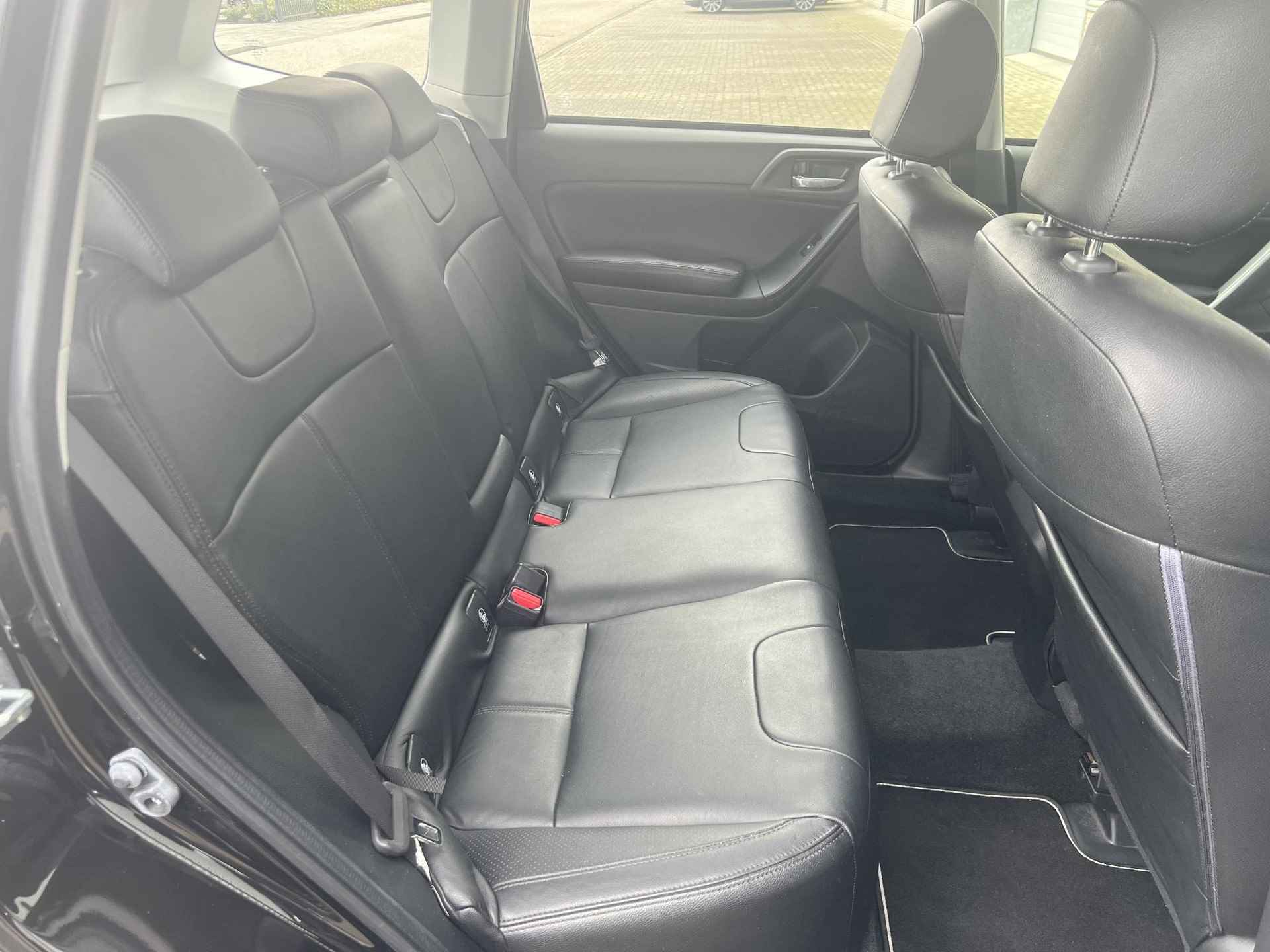 Subaru Forester 2.0 Luxury  | Trekhaak | Achteruitrijcamera | Navi | Lederen bekleding - 13/35