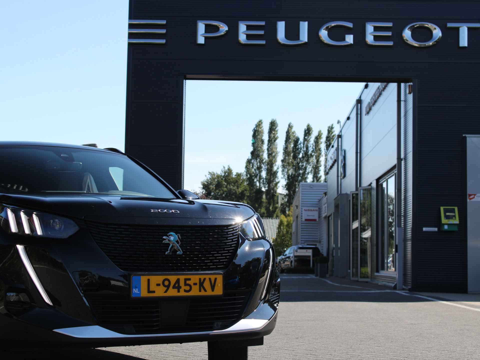 Peugeot e-2008 EV GT Pack 50 kWh Achteruitrijcamera, DAB, Apple Carplay, Android auto, Stoelverwarming, Parkeersensoren voor en achter - 4/48