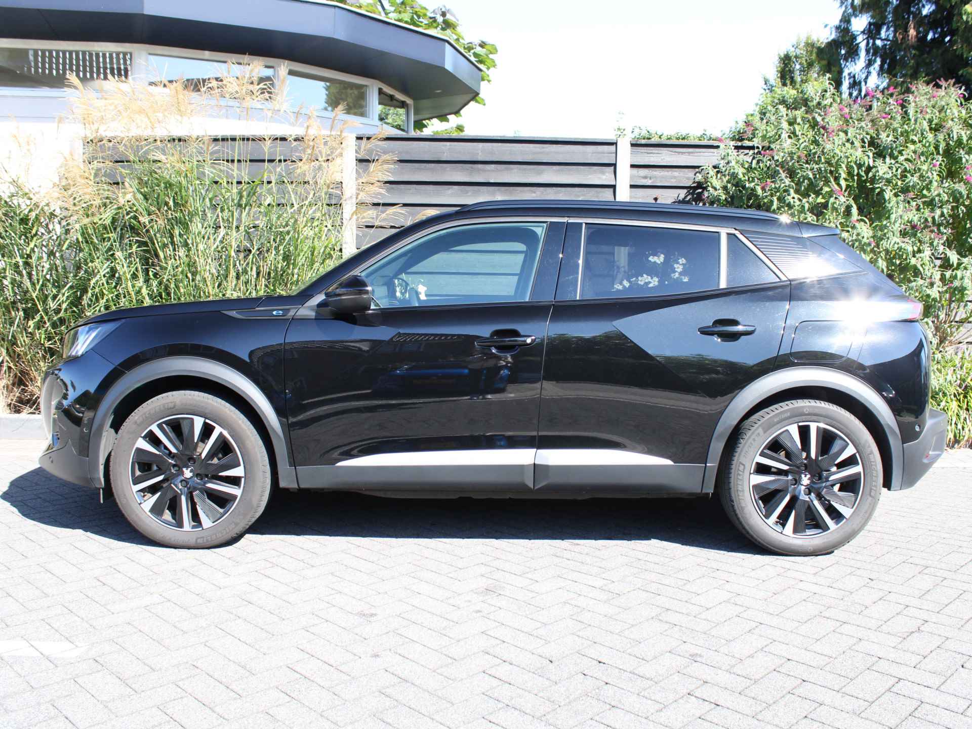 Peugeot e-2008 EV GT Pack 50 kWh Achteruitrijcamera, DAB, Apple Carplay, Android auto, Stoelverwarming, Parkeersensoren voor en achter - 7/48