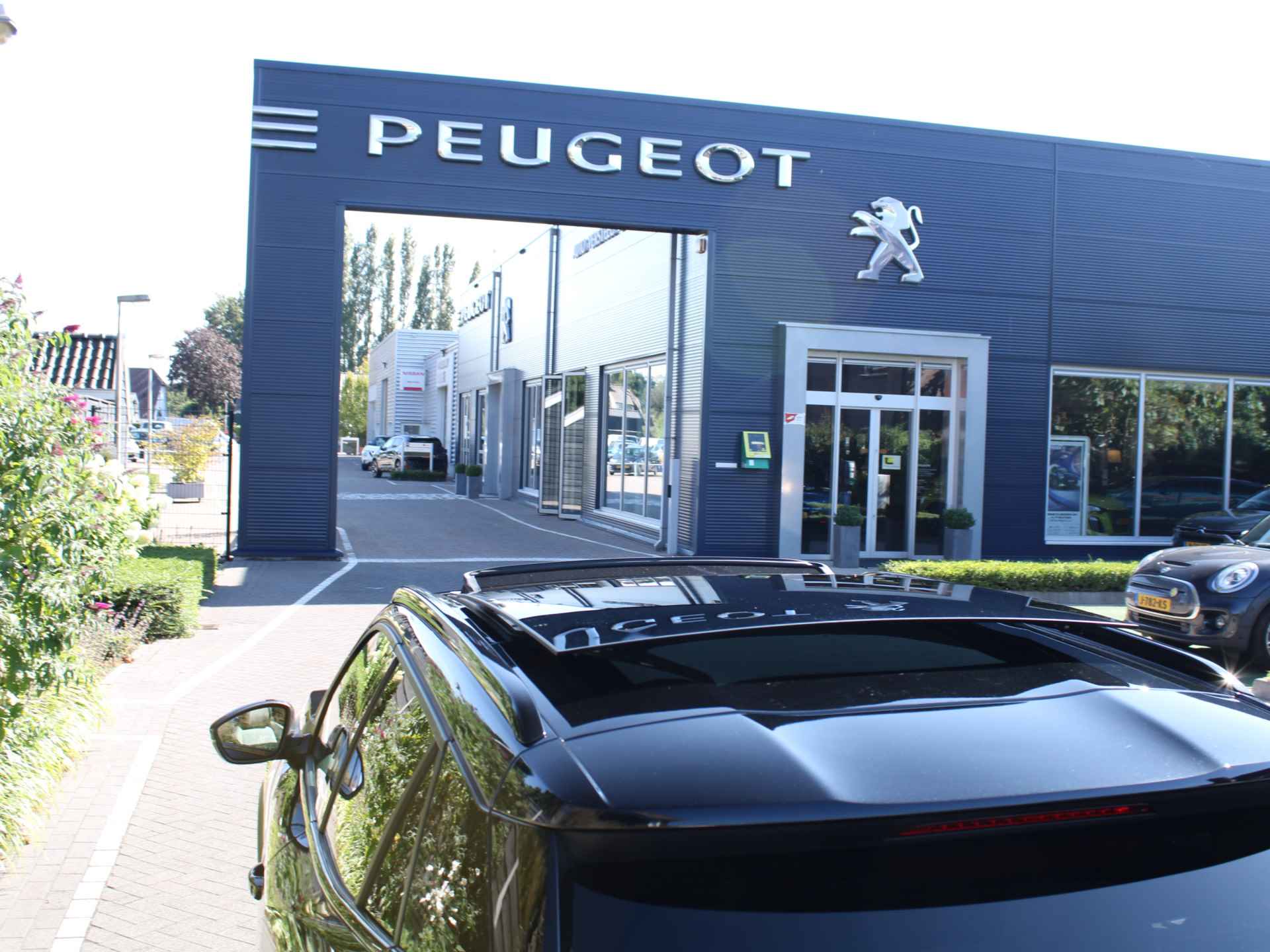 Peugeot e-2008 EV GT Pack 50 kWh Achteruitrijcamera, DAB, Apple Carplay, Android auto, Stoelverwarming, Parkeersensoren voor en achter - 41/48