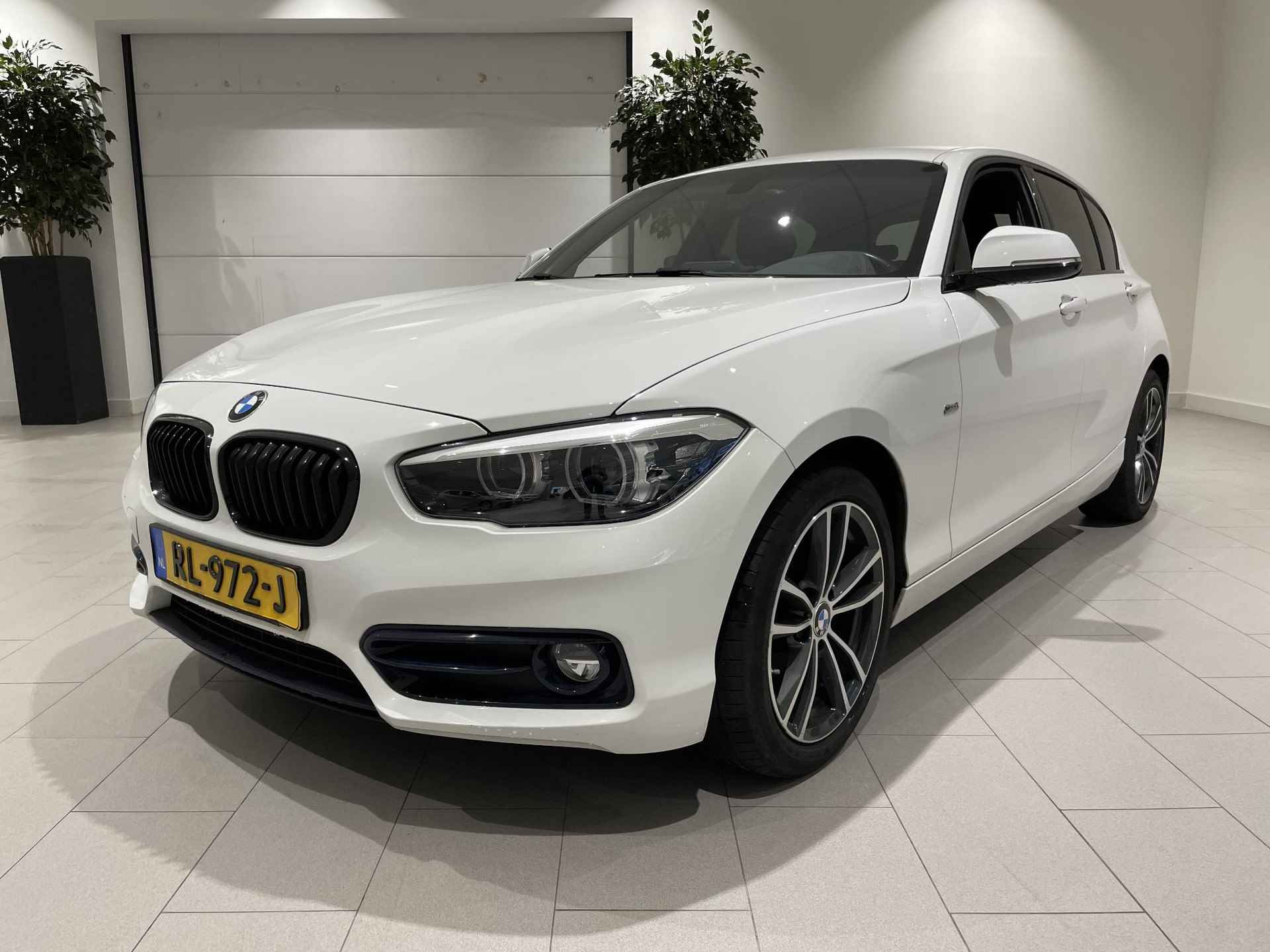 BMW 1-serie 116i Edition Sport Line Shadow Executive 109 PK | Cruise Control | DAB Radio | Parkeersensoren Achter | Bluetooth | Climate Control | Driving Modes | Navigatie | Lichtmetalen Velgen |