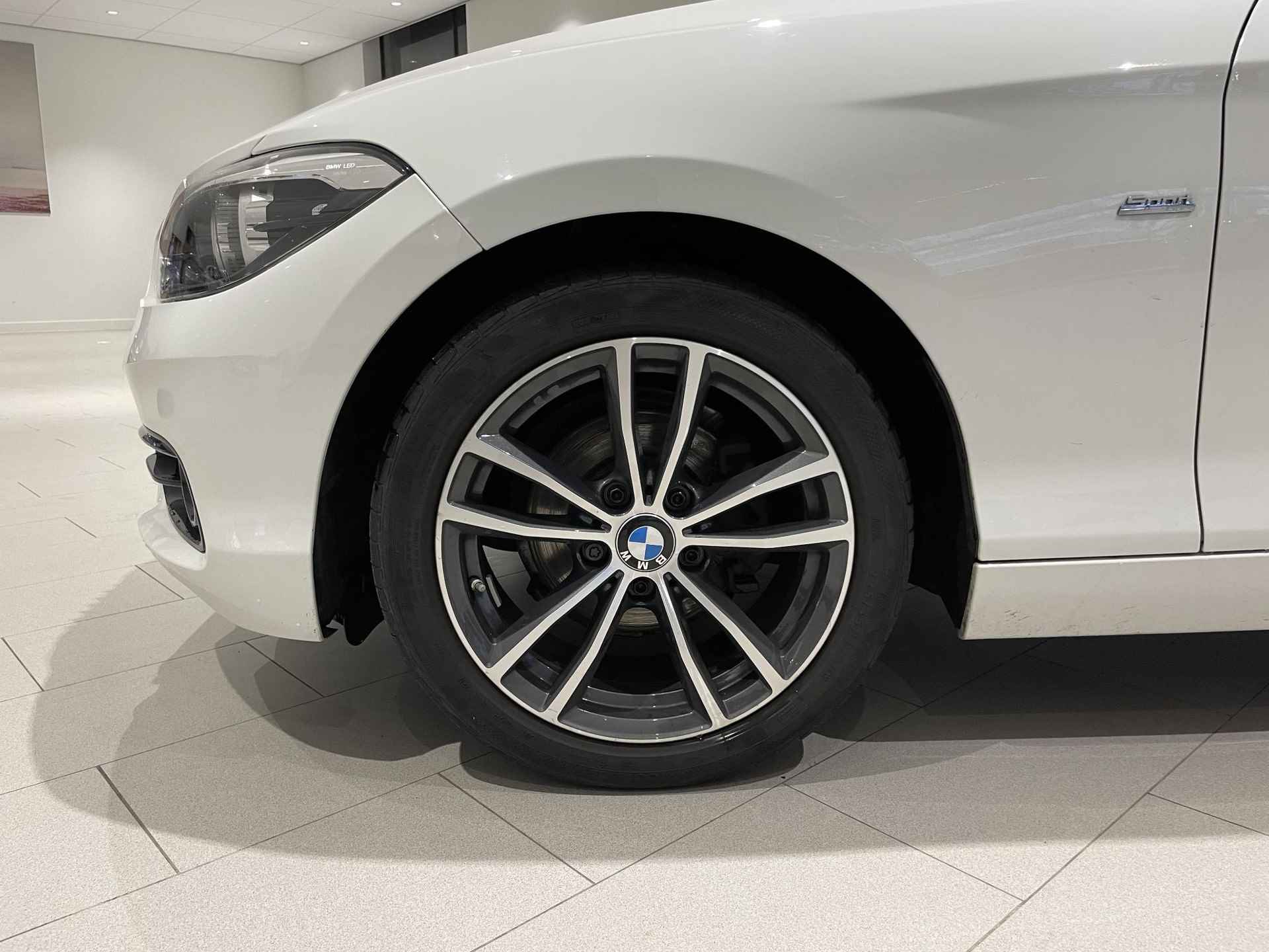 BMW 1-serie 116i Edition Sport Line Shadow Executive 109 PK | Cruise Control | DAB Radio | Parkeersensoren Achter | Bluetooth | Climate Control | Driving Modes | Navigatie | Lichtmetalen Velgen | - 2/26