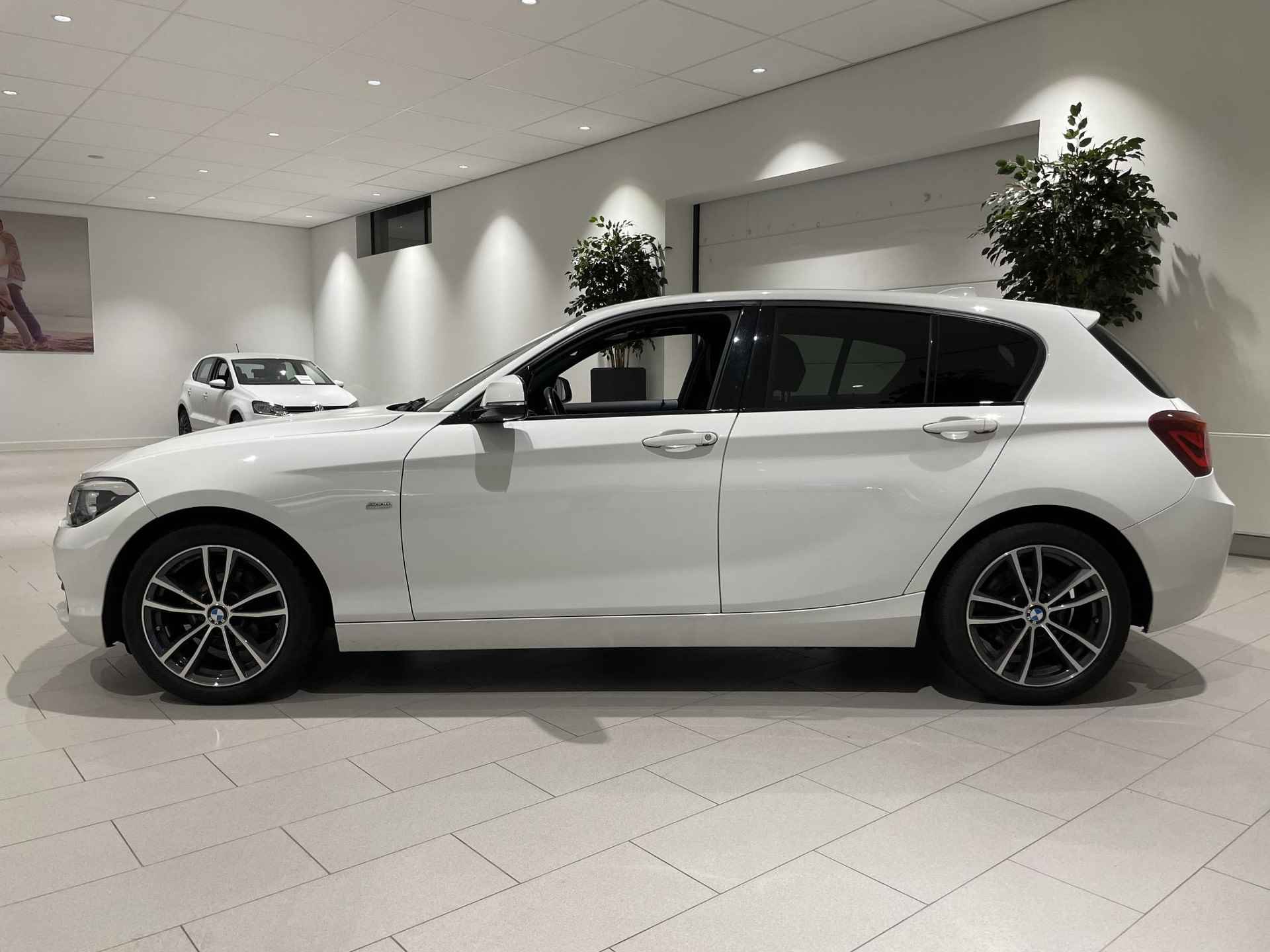 BMW 1-serie 116i Edition Sport Line Shadow Executive 109 PK | Cruise Control | DAB Radio | Parkeersensoren Achter | Bluetooth | Climate Control | Driving Modes | Navigatie | Lichtmetalen Velgen | - 3/26