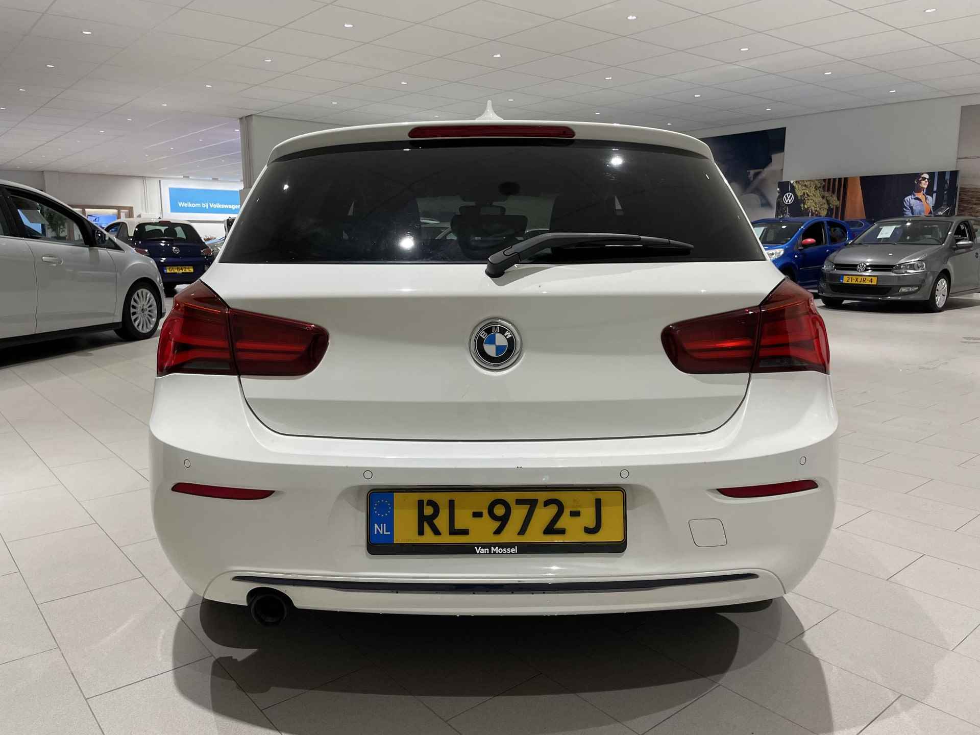 BMW 1-serie 116i Edition Sport Line Shadow Executive 109 PK | Cruise Control | DAB Radio | Parkeersensoren Achter | Bluetooth | Climate Control | Driving Modes | Navigatie | Lichtmetalen Velgen | - 4/26