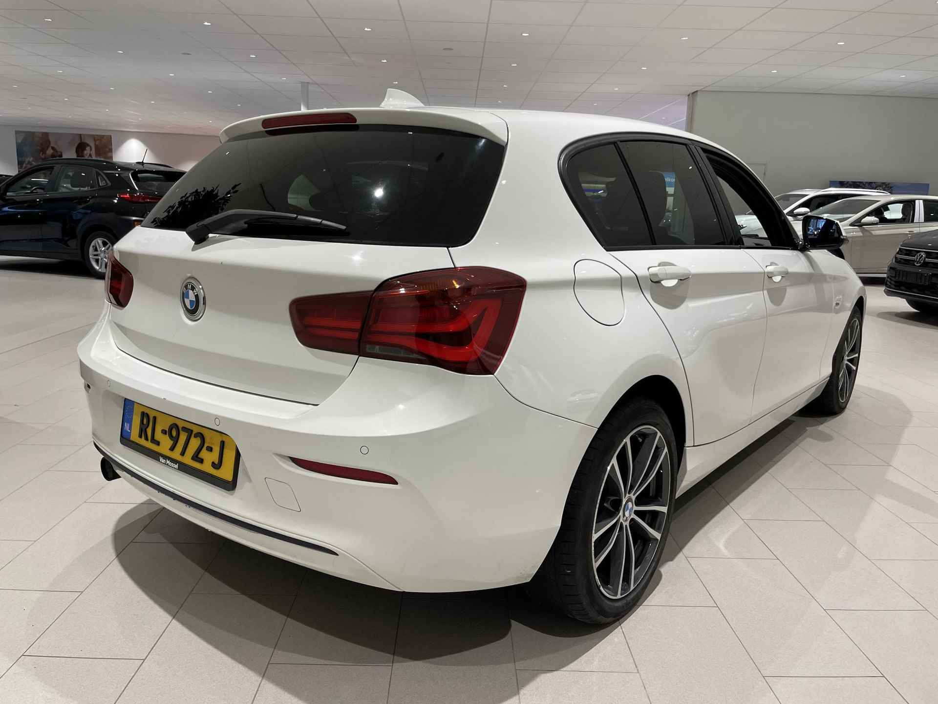 BMW 1-serie 116i Edition Sport Line Shadow Executive 109 PK | Cruise Control | DAB Radio | Parkeersensoren Achter | Bluetooth | Climate Control | Driving Modes | Navigatie | Lichtmetalen Velgen | - 5/26