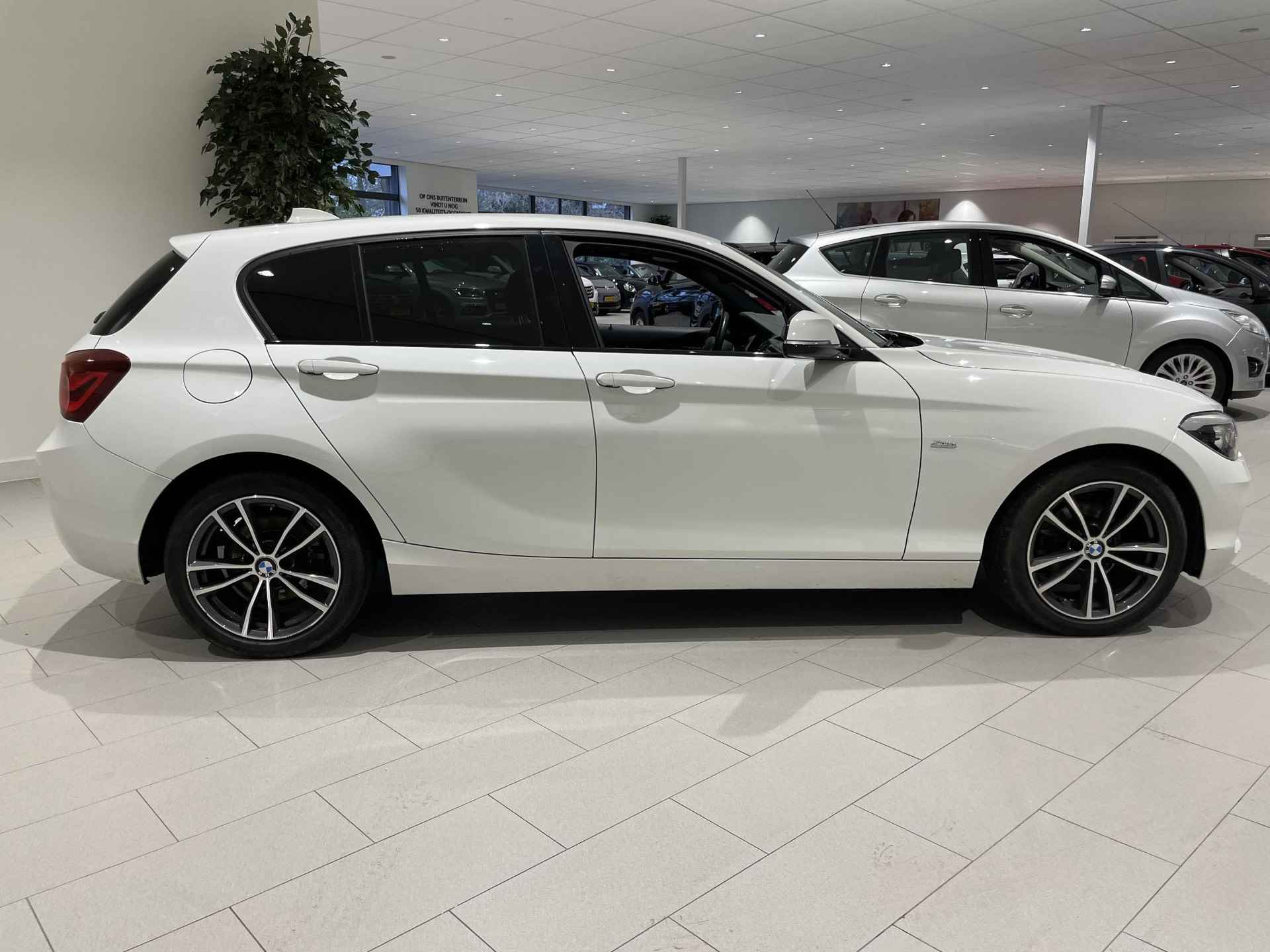 BMW 1-serie 116i Edition Sport Line Shadow Executive 109 PK | Cruise Control | DAB Radio | Parkeersensoren Achter | Bluetooth | Climate Control | Driving Modes | Navigatie | Lichtmetalen Velgen | - 6/26