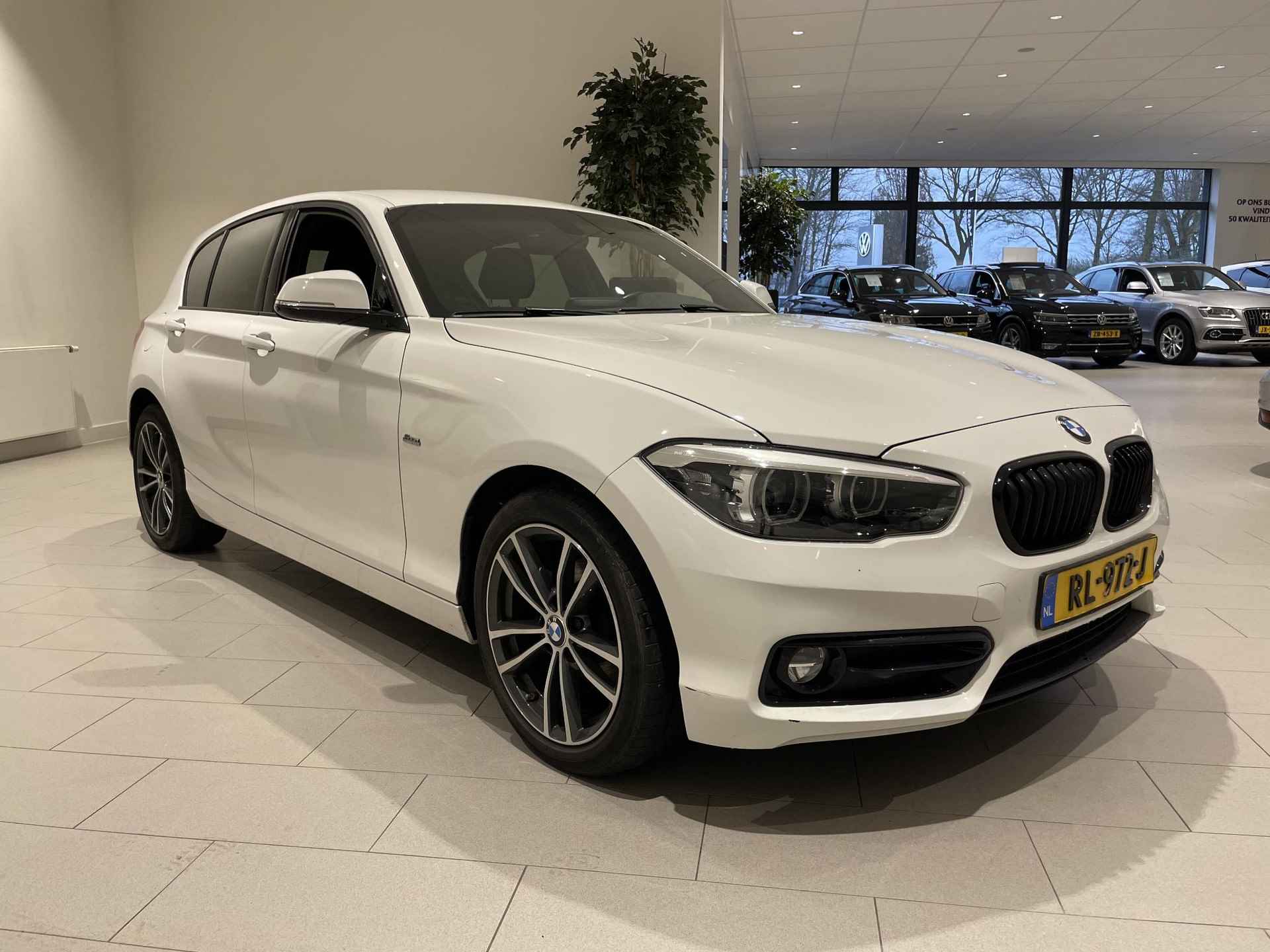 BMW 1-serie 116i Edition Sport Line Shadow Executive 109 PK | Cruise Control | DAB Radio | Parkeersensoren Achter | Bluetooth | Climate Control | Driving Modes | Navigatie | Lichtmetalen Velgen | - 7/26