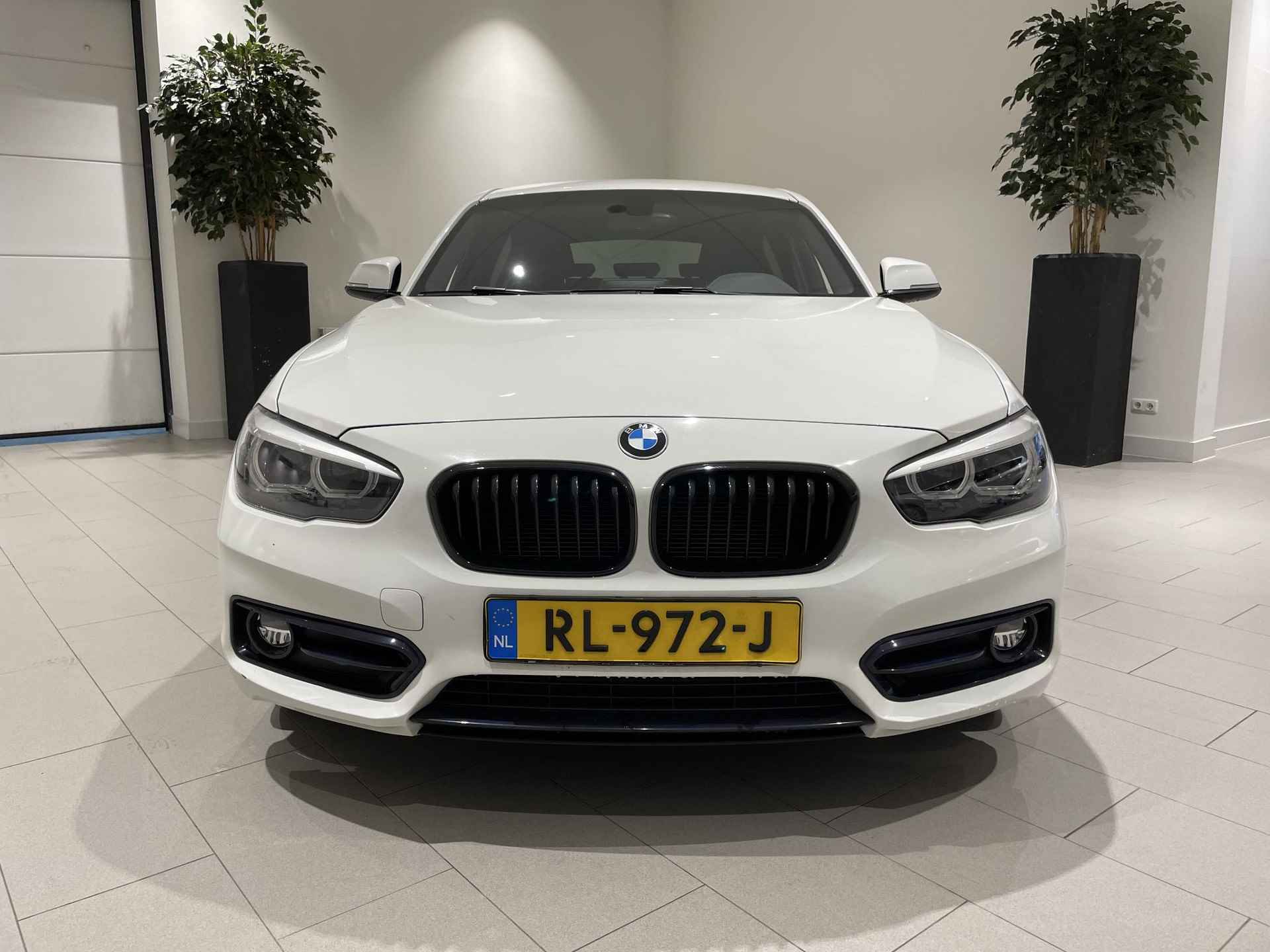 BMW 1-serie 116i Edition Sport Line Shadow Executive 109 PK | Cruise Control | DAB Radio | Parkeersensoren Achter | Bluetooth | Climate Control | Driving Modes | Navigatie | Lichtmetalen Velgen | - 8/26