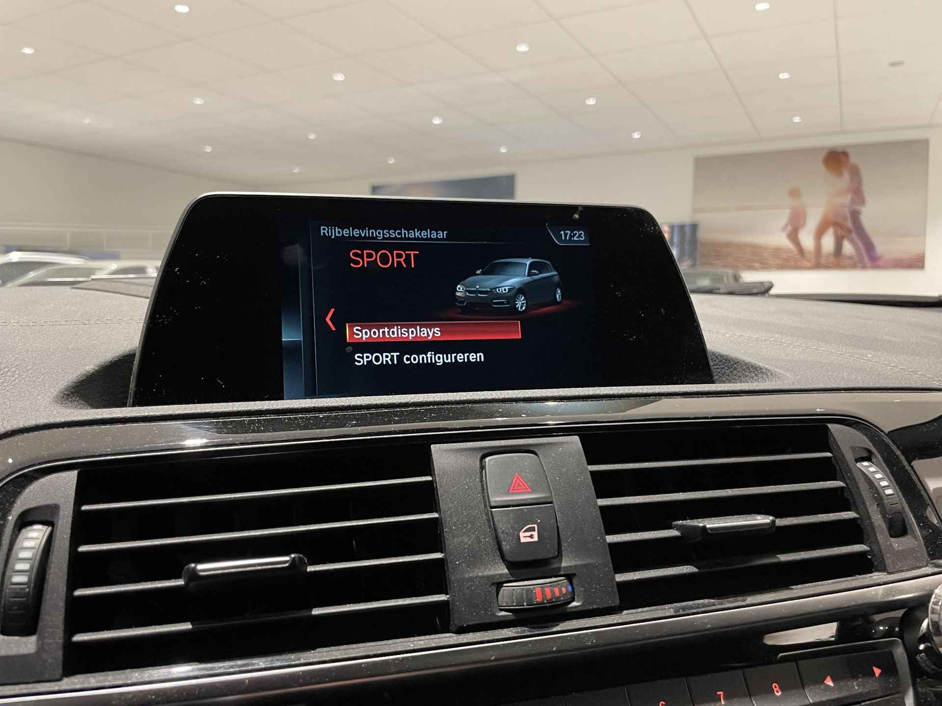 BMW 1-serie 116i Edition Sport Line Shadow Executive 109 PK | Cruise Control | DAB Radio | Parkeersensoren Achter | Bluetooth | Climate Control | Driving Modes | Navigatie | Lichtmetalen Velgen | - 20/26