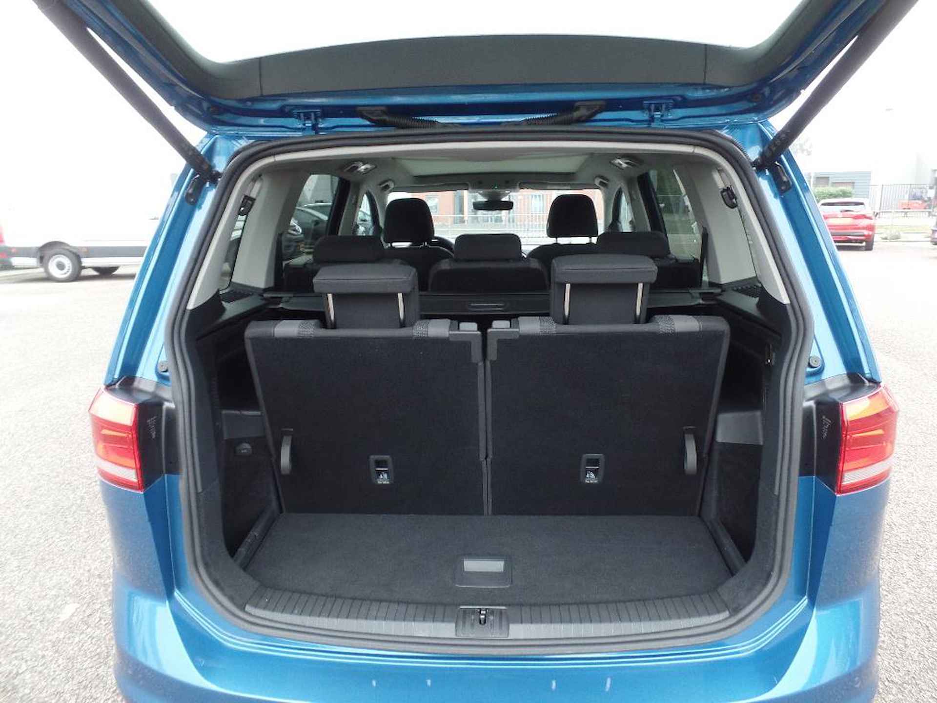 Volkswagen TOURAN AUTOMAAT 7 PERS TREKHAAK PANORAMA DAK 2023 - 15/22