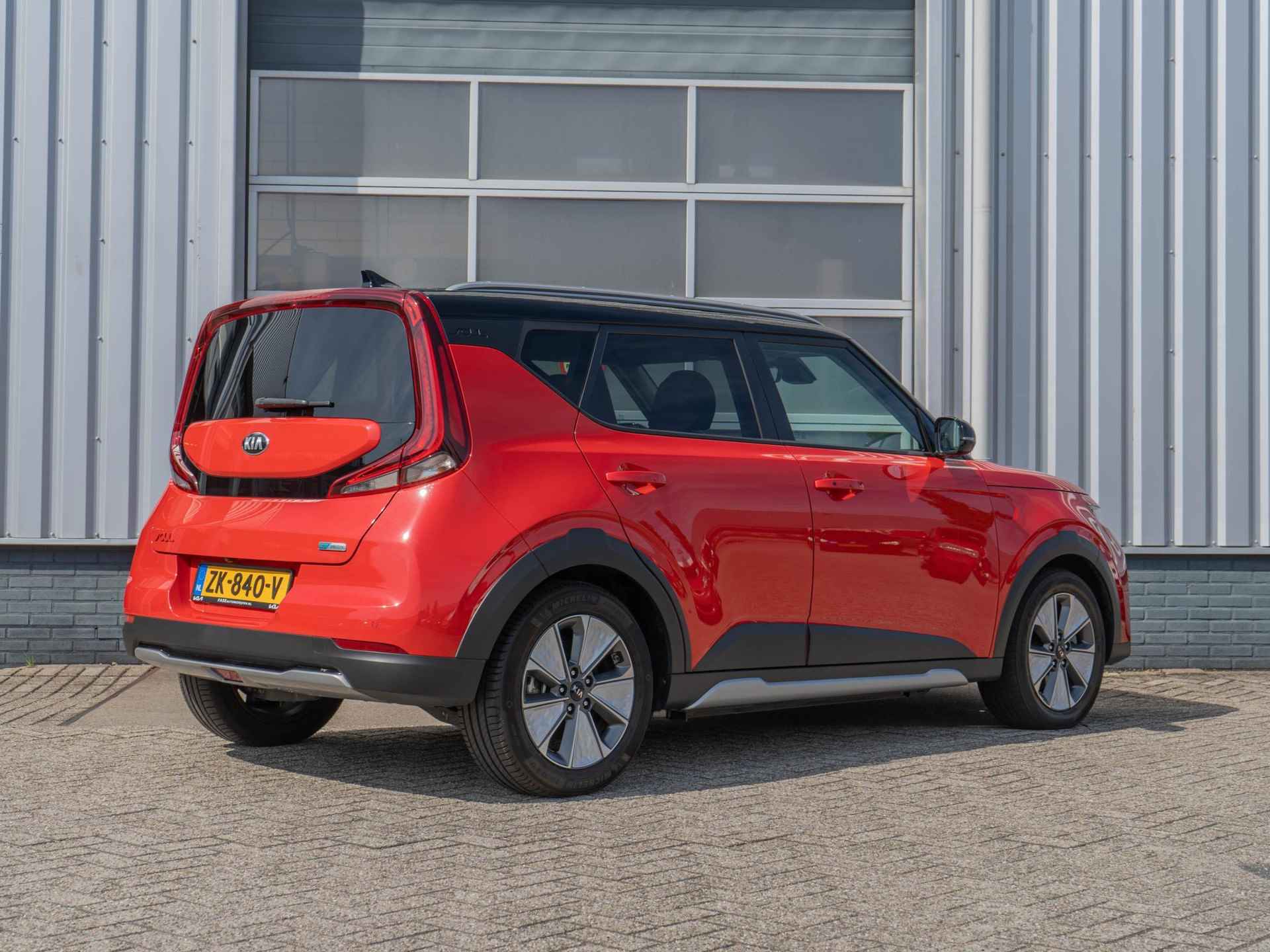 Kia e-Soul ExecutiveLine 64kWh | BTW auto | Stoelventilatie/verwarming  | Stuurverwarming | PDC voor & achter | Camera | Stoelverwarming achter - 4/29