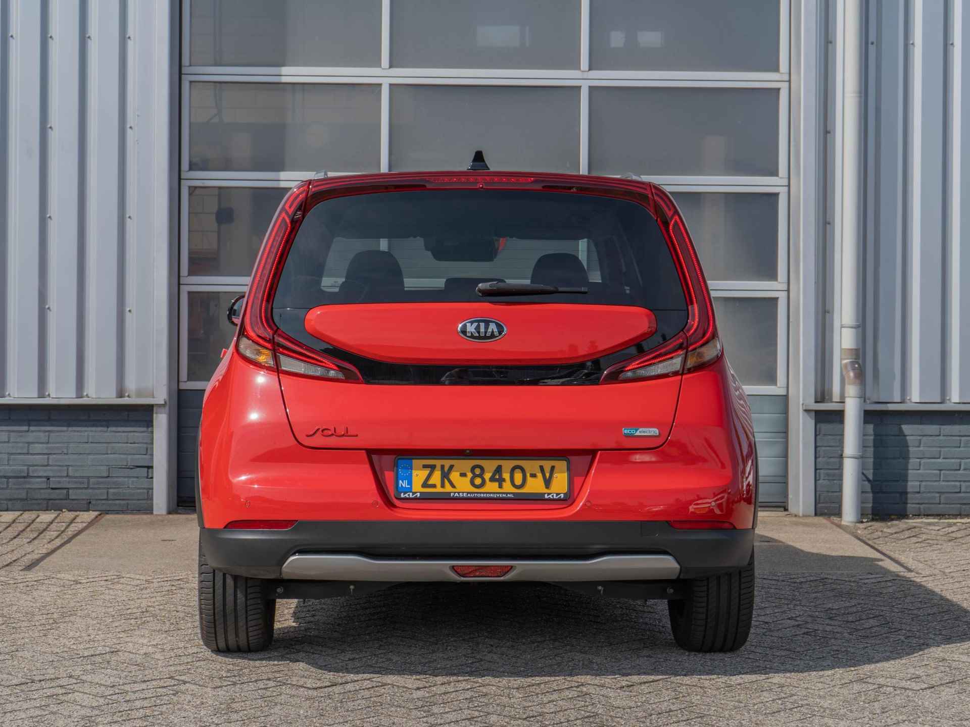 Kia e-Soul ExecutiveLine 64kWh | BTW auto | Stoelventilatie/verwarming  | Stuurverwarming | PDC voor & achter | Camera | Stoelverwarming achter - 9/29