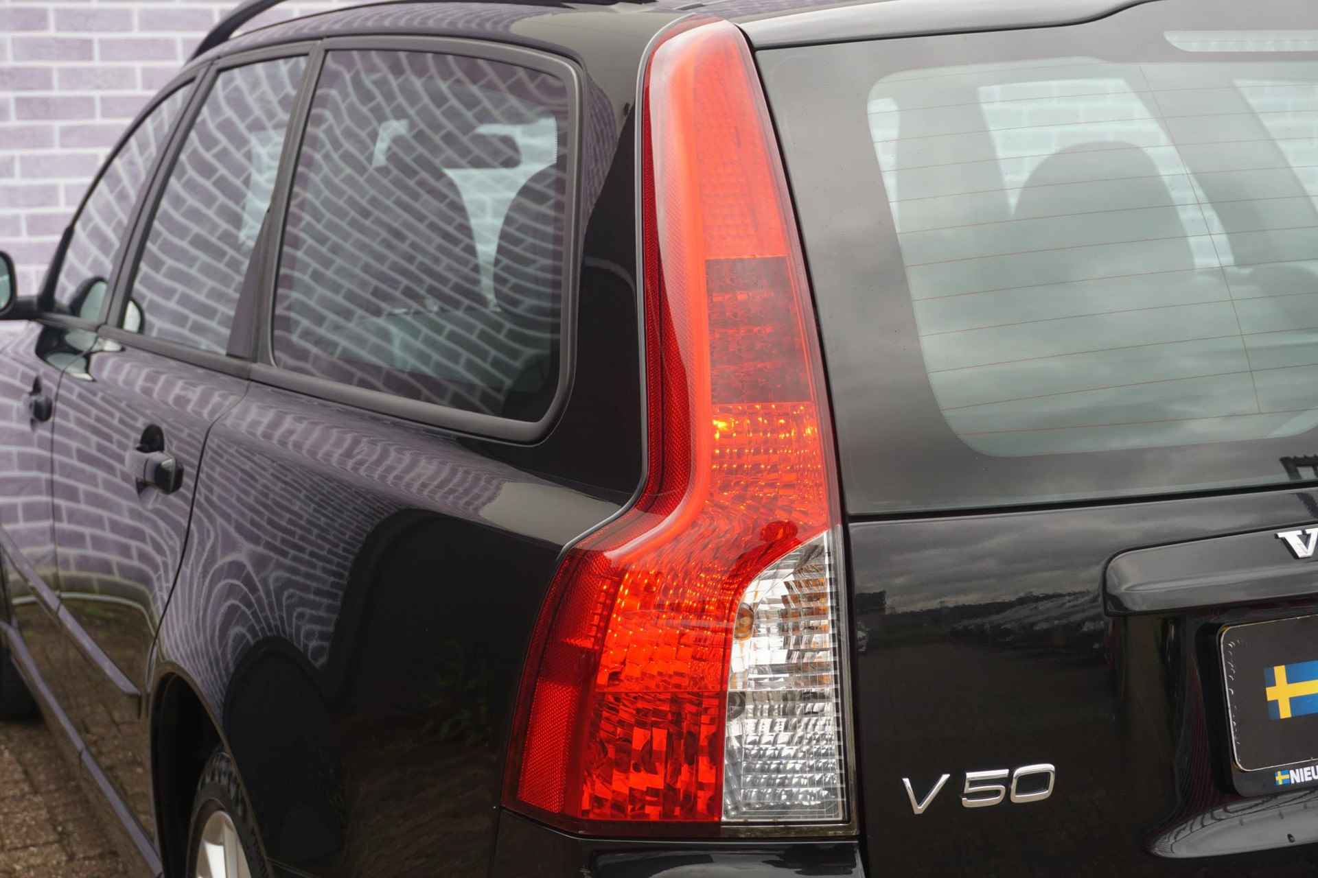 Volvo V50 2.4 Edition II 140PK | 5 Cilinder | Cruise control | climate control | parkeer sensoren | Roof rails | verwarmde stoelen | Leder | - 9/31