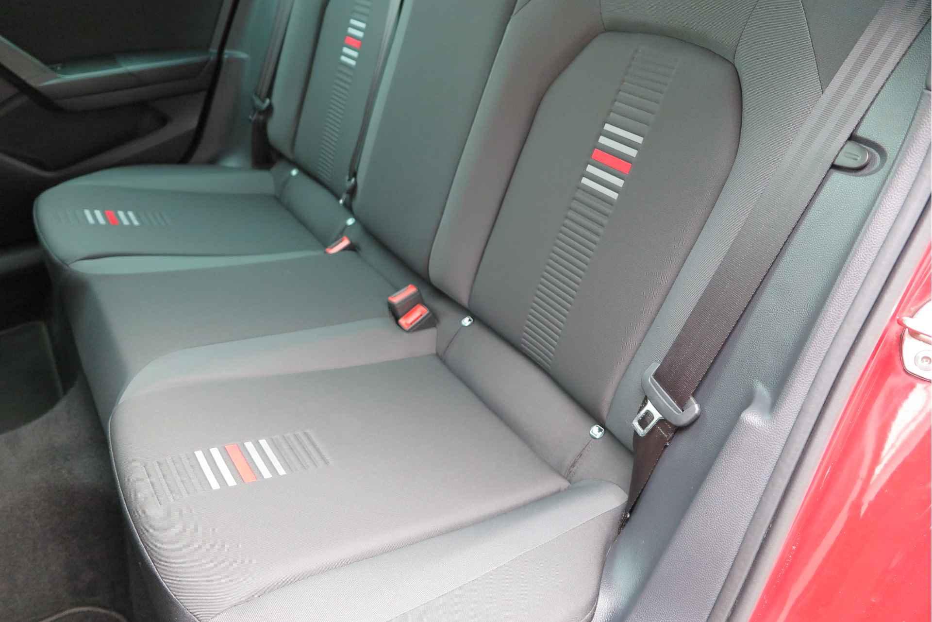 SEAT Arona 1.0 TSI FR Business Intense 85KW 116PK DSG LED, PDC, Adaptive cruise, Blind spot, Stoelverwarming, Navi, Carplay , Draadloos telefoon laden, Buitenspiegels inklapbaar,Trekhaak,etc - 29/91