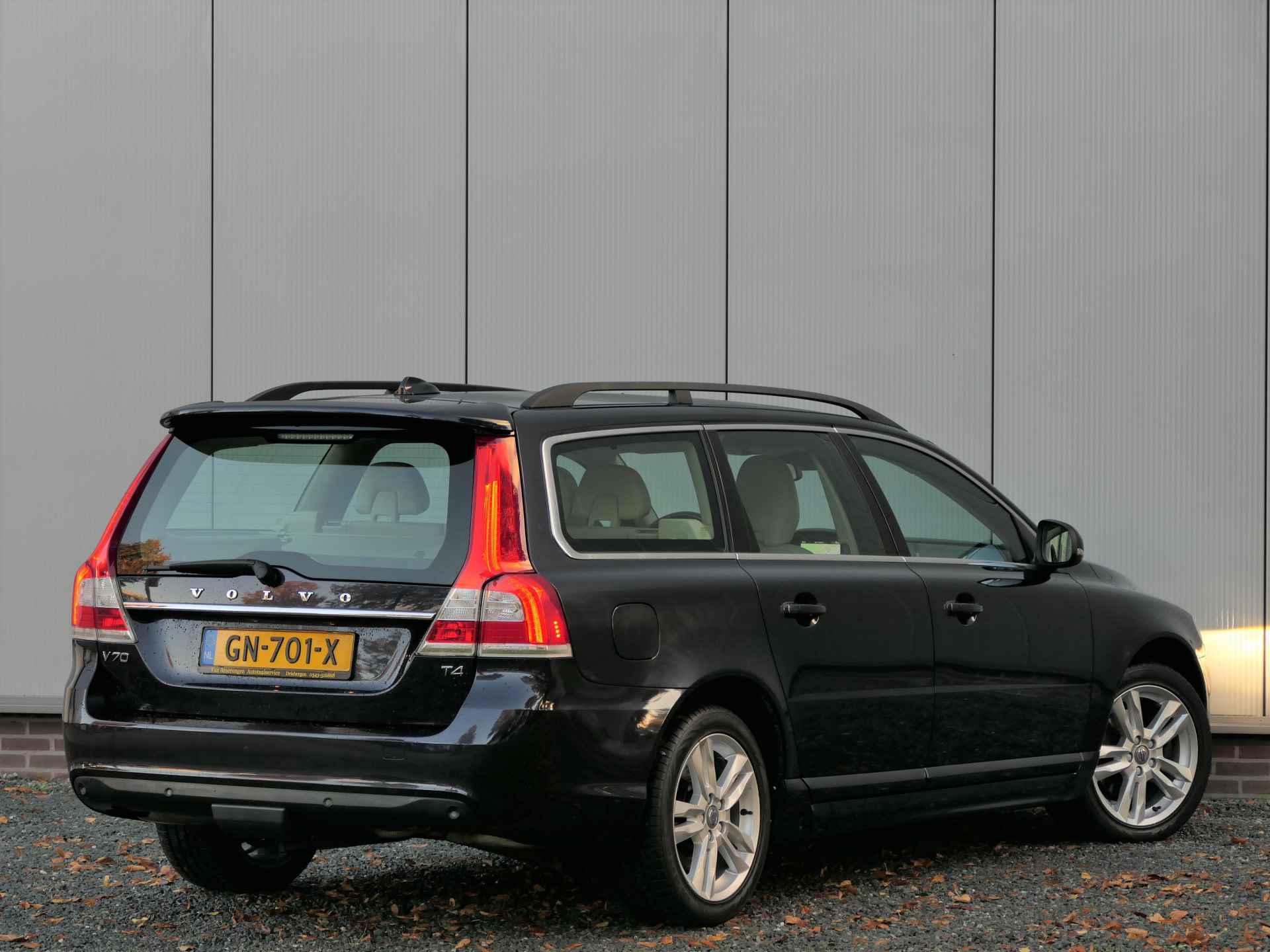 Volvo V70 T4 AUT Classic Edition Xenon / Afneembare trekhaak / Navi - 3/23