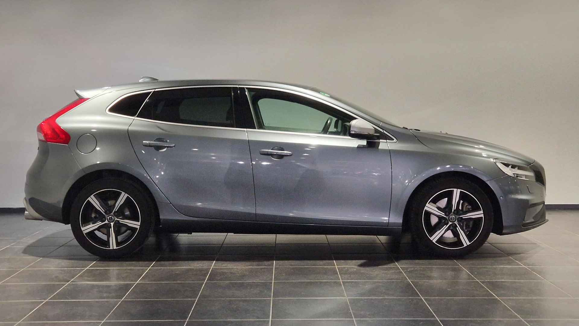 Volvo V40 1.5 T3 Polar+ Sport R-Desgin | Panoramadak | Leder | Standkachel - 7/26