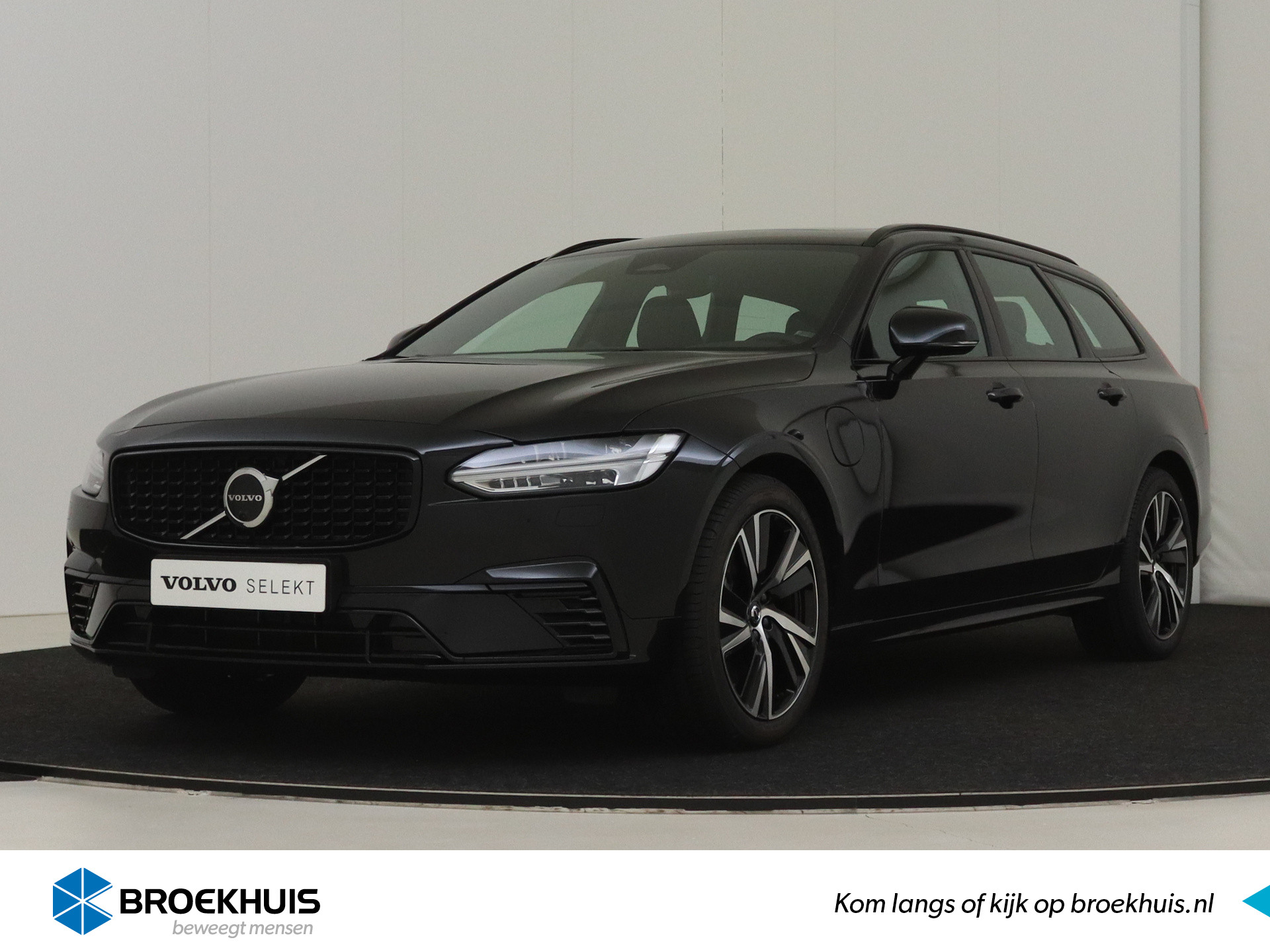 Volvo V90 T6 Recharge AWD Ultimate Dark | Luchtvering | Bowers & Wilkins | 360 Camera | Elektr. Trekhaak | Panoramadak | Leder dashboard |