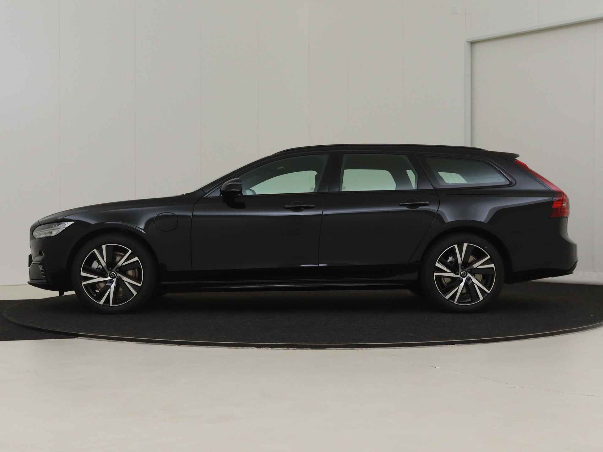 Volvo V90 T6 Recharge AWD Ultimate Dark | Luchtvering | Bowers & Wilkins | 360 Camera | Elektr. Trekhaak | Panoramadak | Leder dashboard | - 3/17