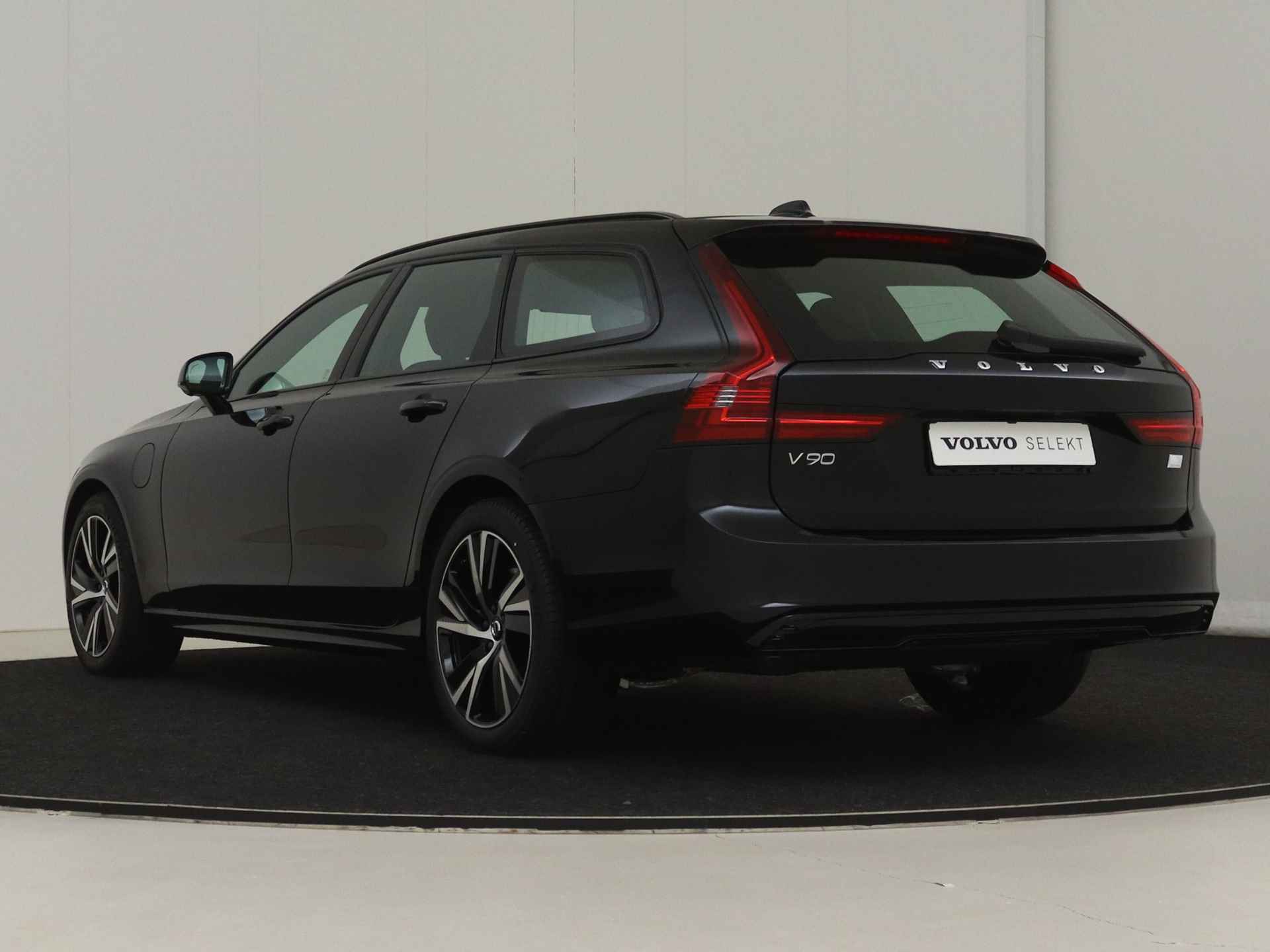 Volvo V90 T6 Recharge AWD Ultimate Dark | Luchtvering | Bowers & Wilkins | 360 Camera | Elektr. Trekhaak | Panoramadak | Leder dashboard | - 4/17