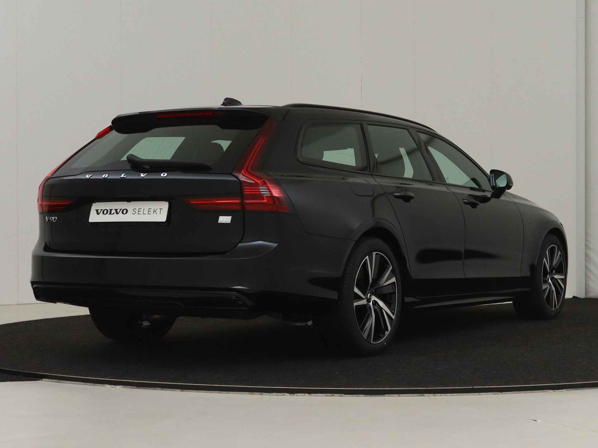 Volvo V90 T6 Recharge AWD Ultimate Dark | Luchtvering | Bowers & Wilkins | 360 Camera | Elektr. Trekhaak | Panoramadak | Leder dashboard | - 7/17