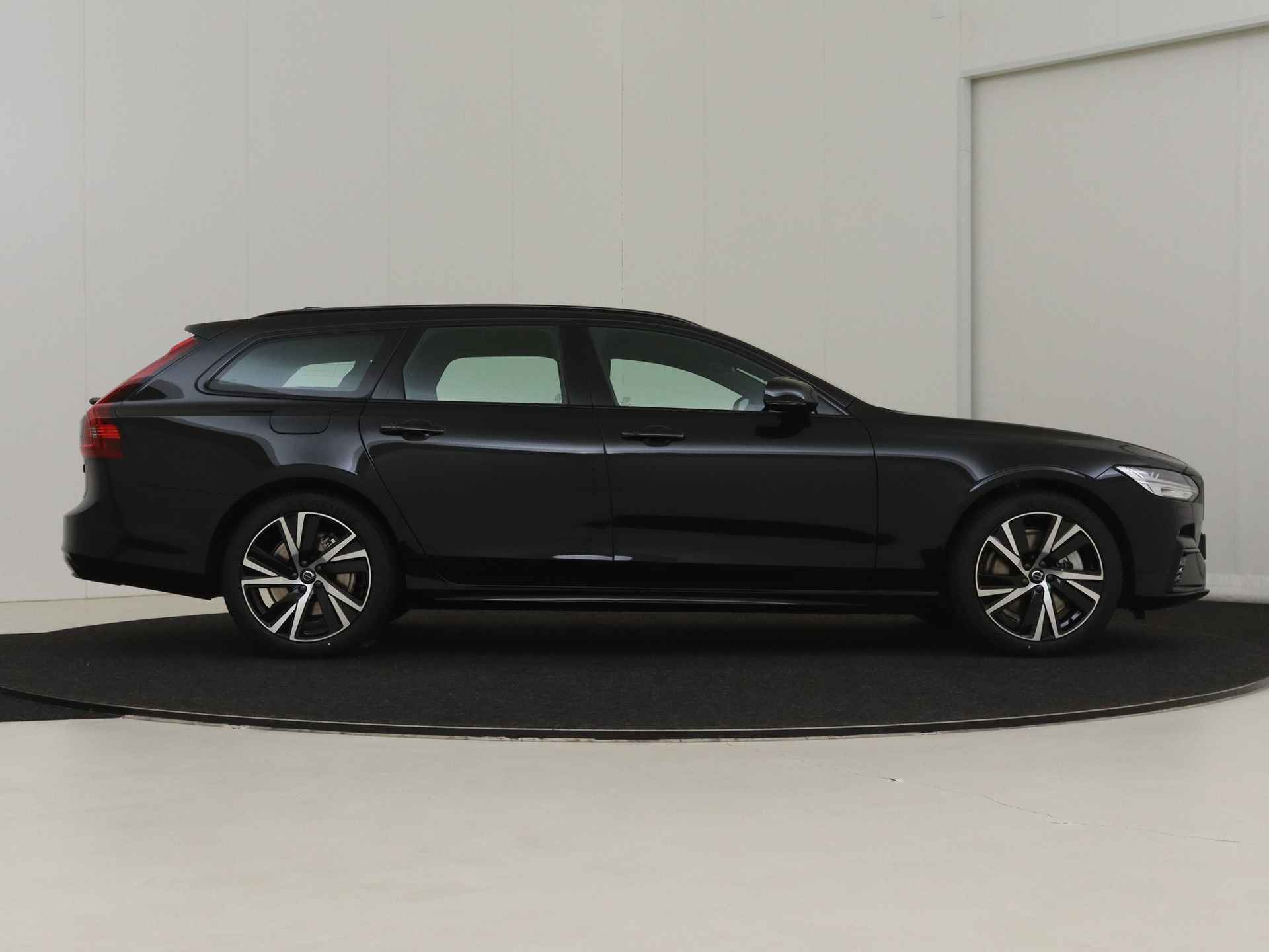 Volvo V90 T6 Recharge AWD Ultimate Dark | Luchtvering | Bowers & Wilkins | 360 Camera | Elektr. Trekhaak | Panoramadak | Leder dashboard | - 8/17