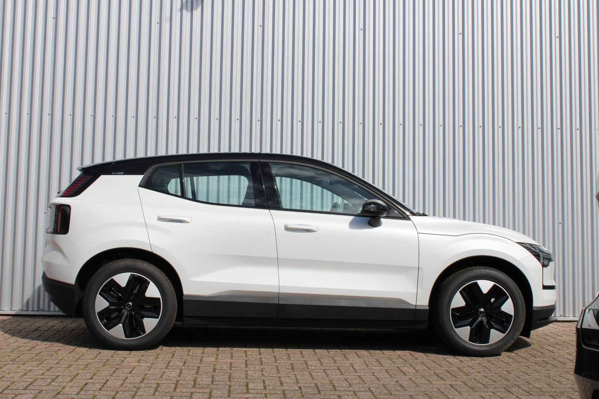 Volvo EX30 Single Motor Plus, Google navigatie, Stoelverwarming, Stuurwiel verwarming, Achteruitrijcamera, Apple Carplay, Elektrisch bedienbare achterklep, DAB radio, Harman/Kardon premium audio, 18" lichtmetalen velgen - 3/17