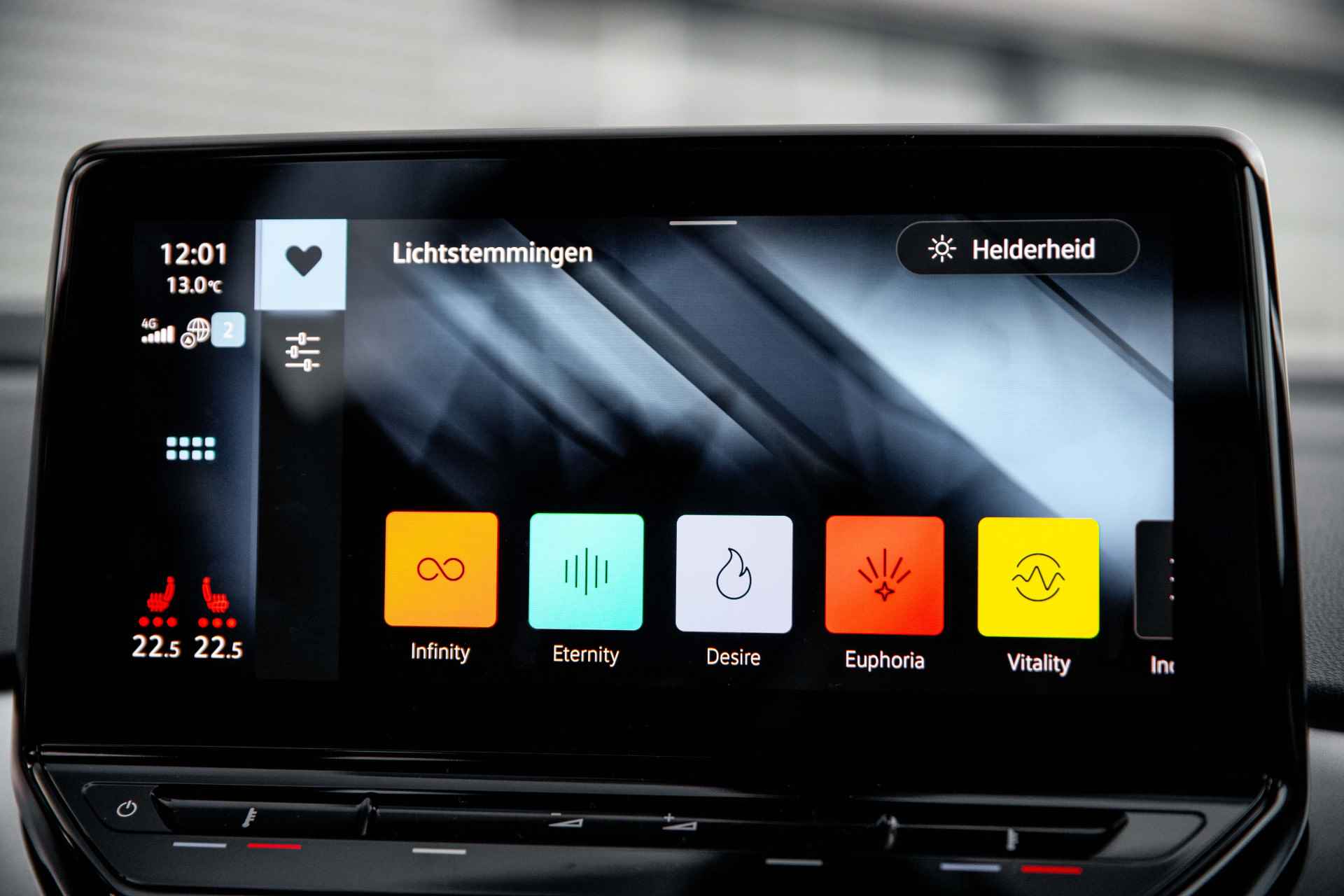 Volkswagen ID.4 Pro 77 kWh 204PK | Navigatie | DAB radio | LED koplampen | Parkeersensoren v+a | Camera achter | Lane assist | Stoelverwarming | 19"LMV - 56/66