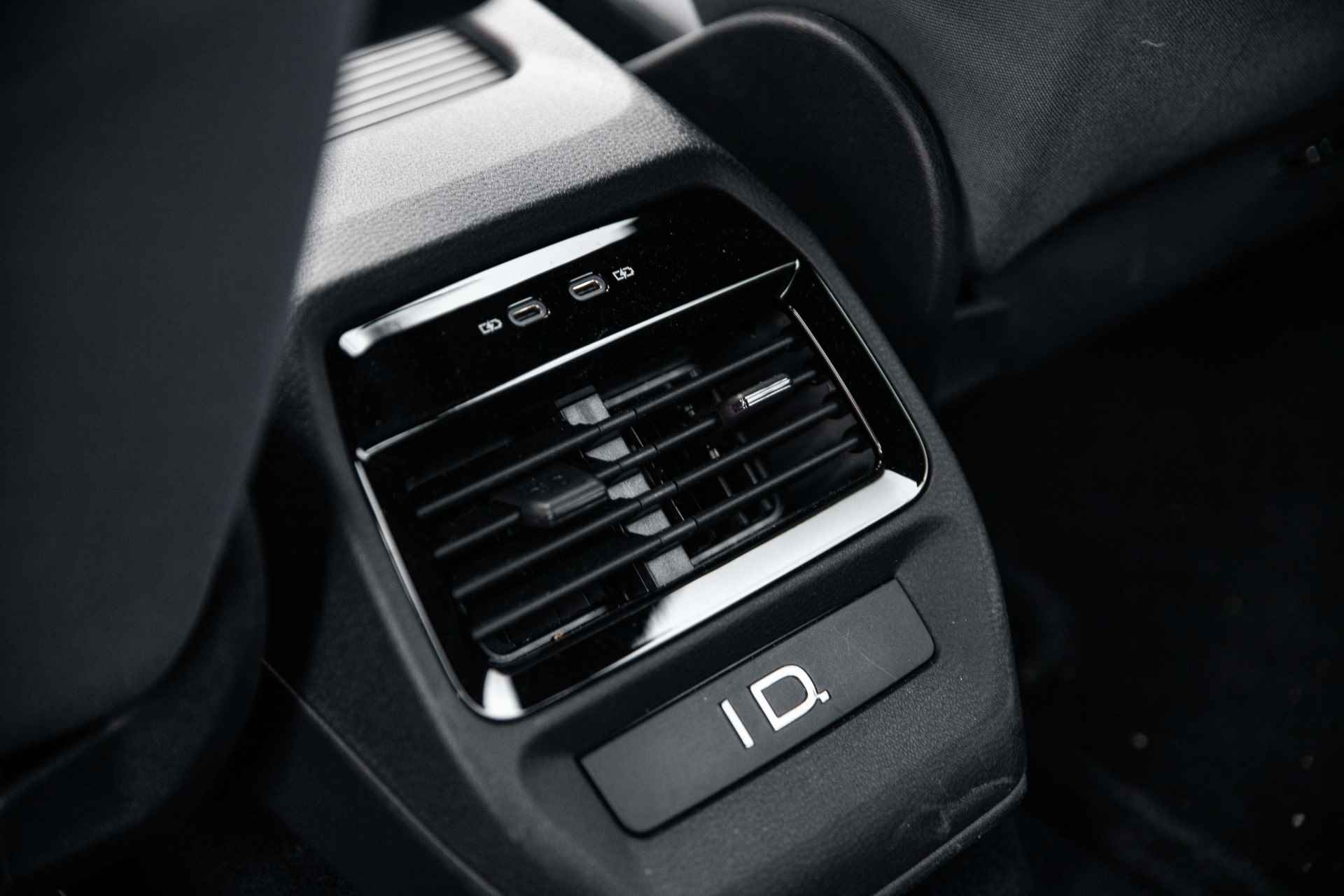 Volkswagen ID.4 Pro 77 kWh 204PK | Navigatie | DAB radio | LED koplampen | Parkeersensoren v+a | Camera achter | Lane assist | Stoelverwarming | 19"LMV - 41/66