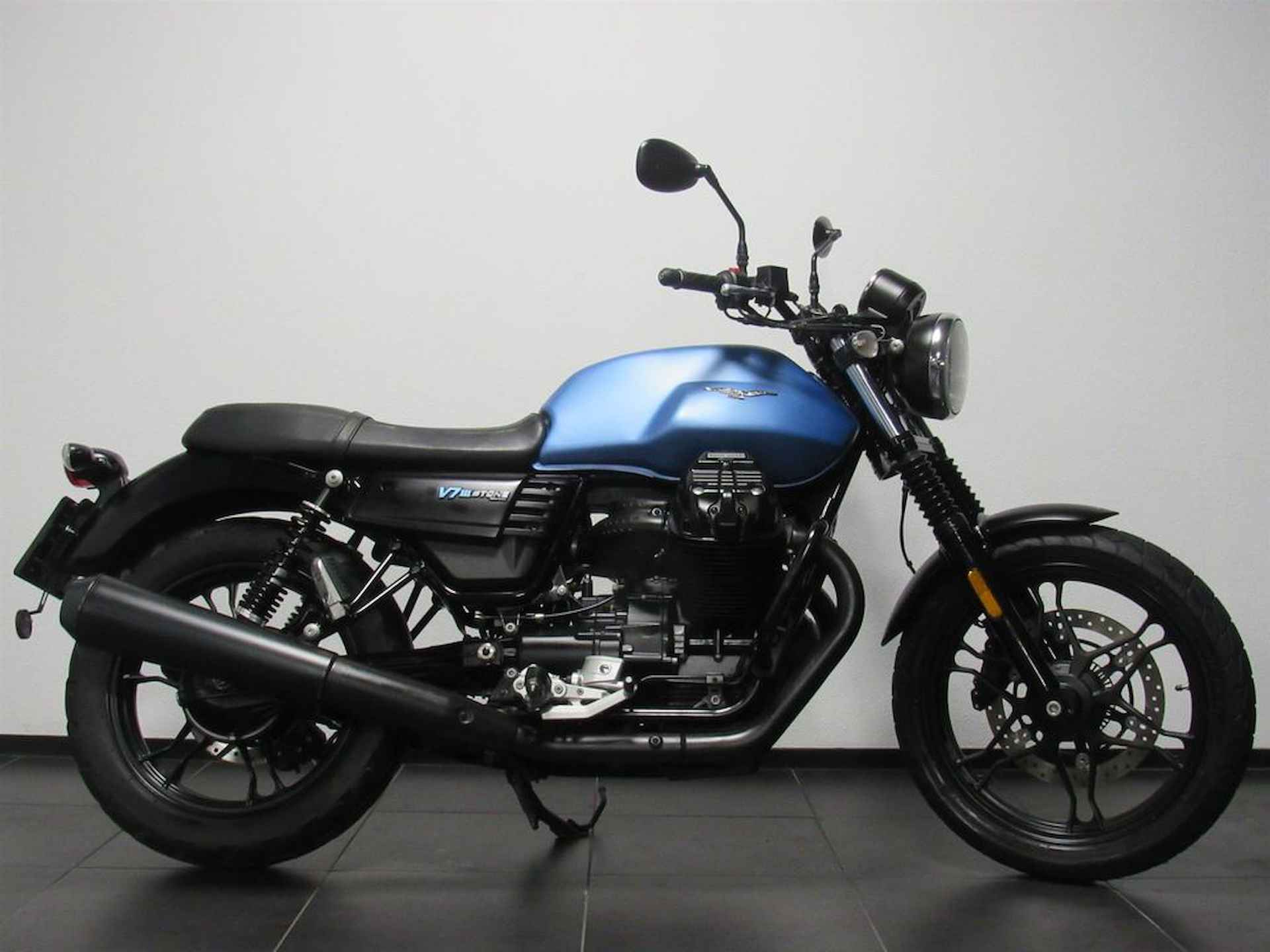 Moto Guzzi V7 III Stone - 1/15