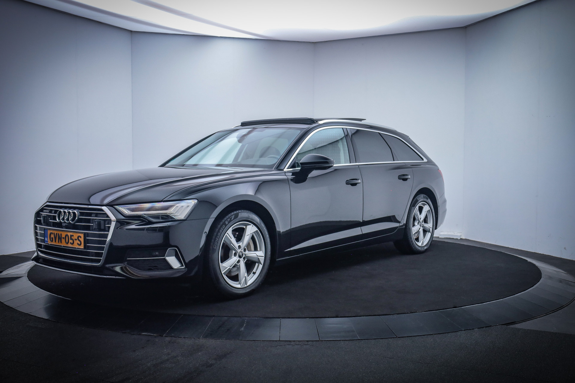 Audi A6 Avant 45TFSi 265Pk QUATTRO SPORT PANO/MATRIX/360 CAM/HEAD UP/CARPLAY/MEMORY/NAVI/BLINDSPOT/STOELVERW/ELEK TREKHAAK/LMV