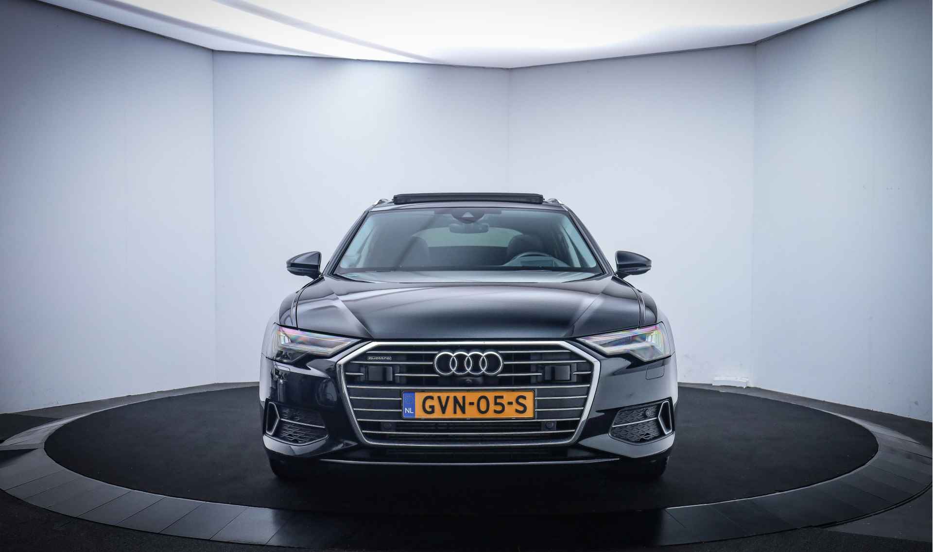 Audi A6 Avant 45TFSi 265Pk QUATTRO SPORT PANO/MATRIX/360 CAM/HEAD UP/CARPLAY/MEMORY/NAVI/BLINDSPOT/STOELVERW/ELEK TREKHAAK/LMV - 2/35