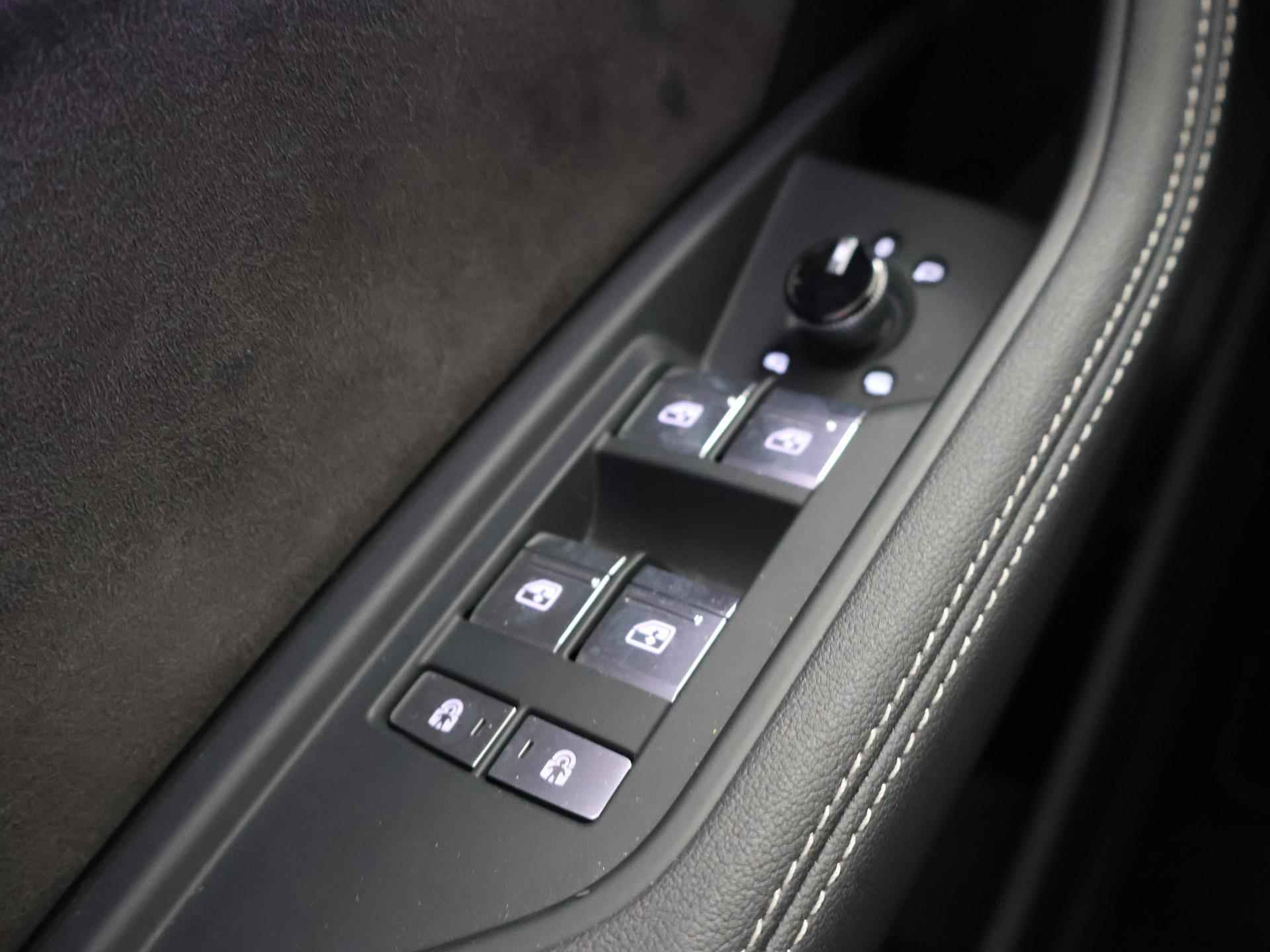 Audi e-tron Sportback 50 quattro S edition 71 kWh | NL Auto | S Line | Panoramadak | Virtual Cockpit | Luchtvering | Stoelverwarming | Adaptieve Cruise control | Privacy glas | LED koplampen | - 33/39