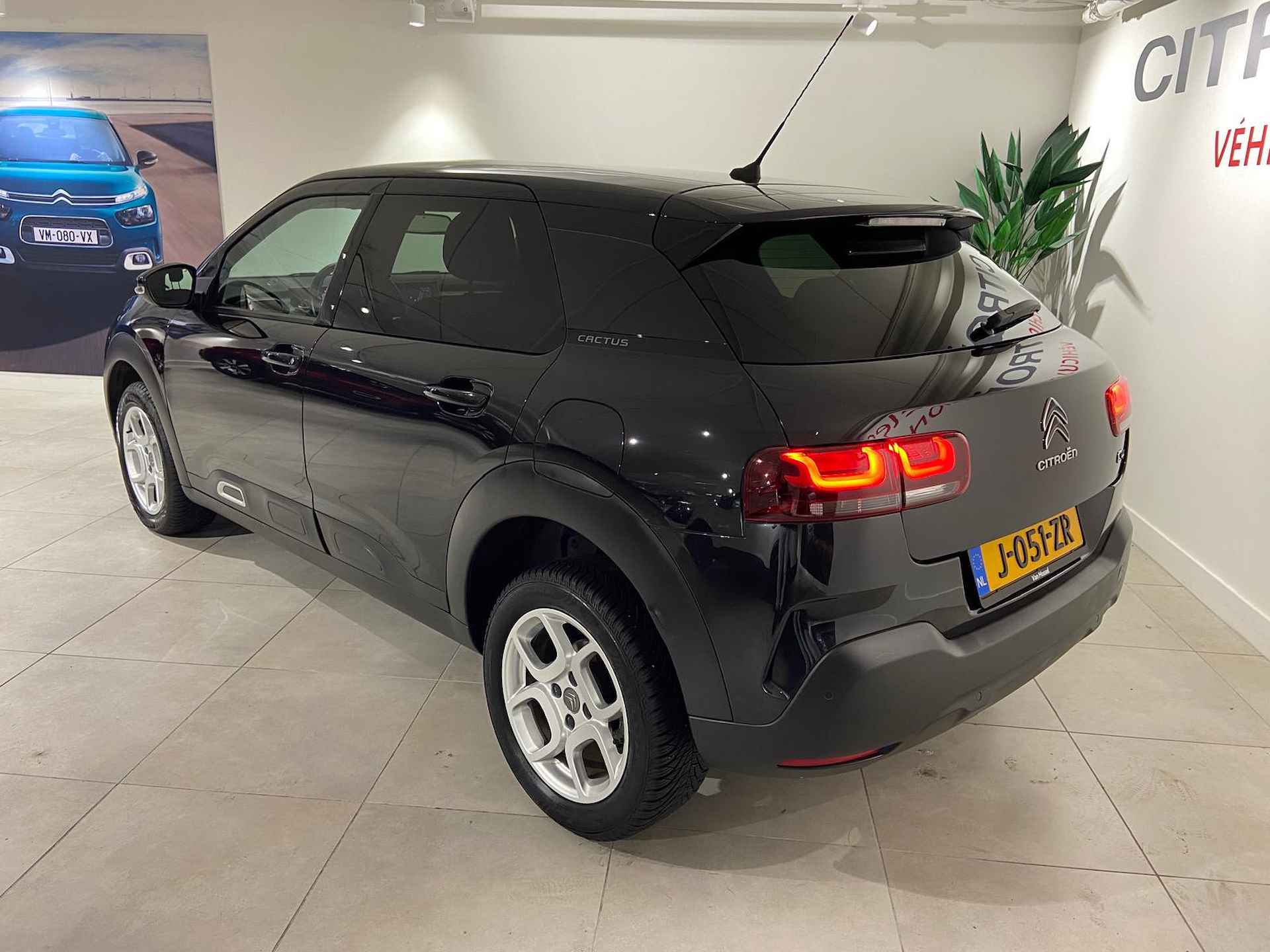 Citroen C4 Cactus 1.2 PureTech Shine | AUTOMAAT | Navigatie | Achteruitrijcamera | Apple Carplay/Android Auto - 2/24