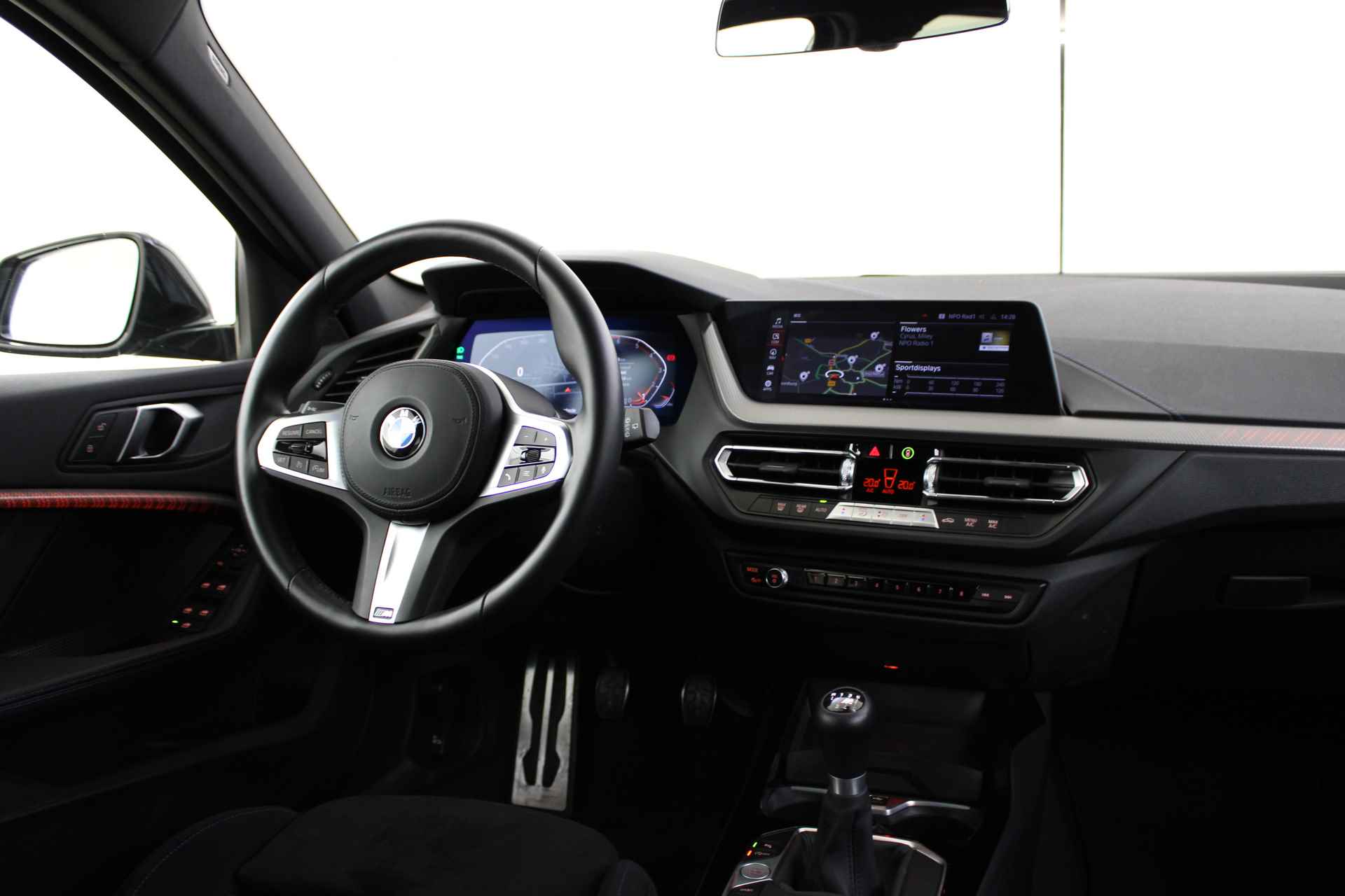 BMW 1-serie 118i M Sport / M sportstoelen / Comfort Access / LED / M Sportonderstel / Live Cockpit Professional - 11/49